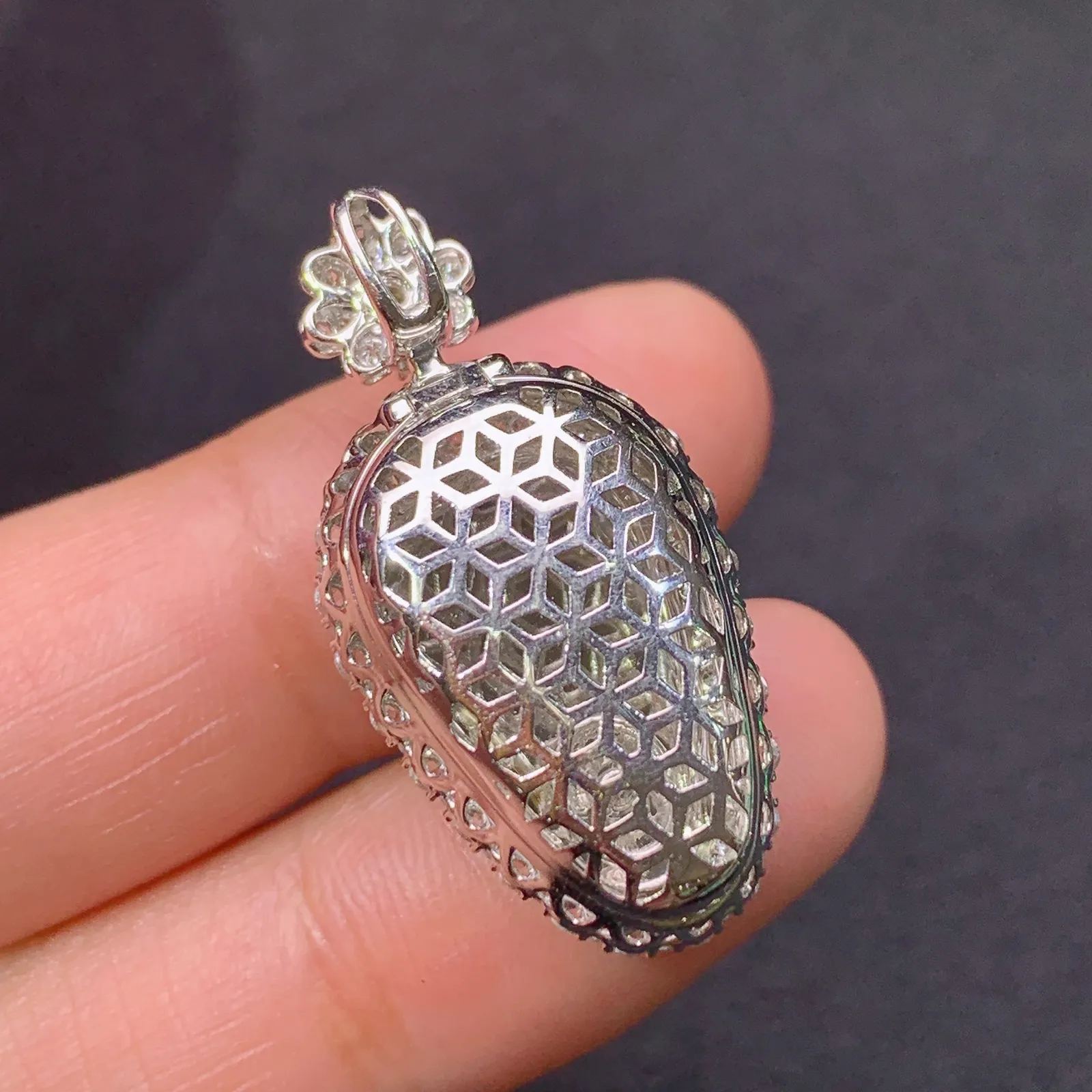 冰阳绿树叶吊坠，18k金镶嵌，色泽鲜阳，冰润细腻，种水足 尺寸30.1*15.1*9.8