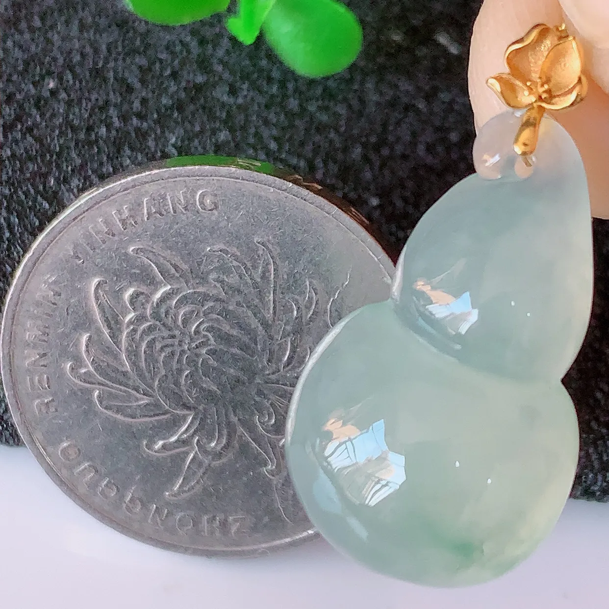 18K金镶嵌冰种飘花翡翠葫芦吊坠，葫芦寓意福禄双全，财源滚滚，佩戴效果优雅迷人！#41.5