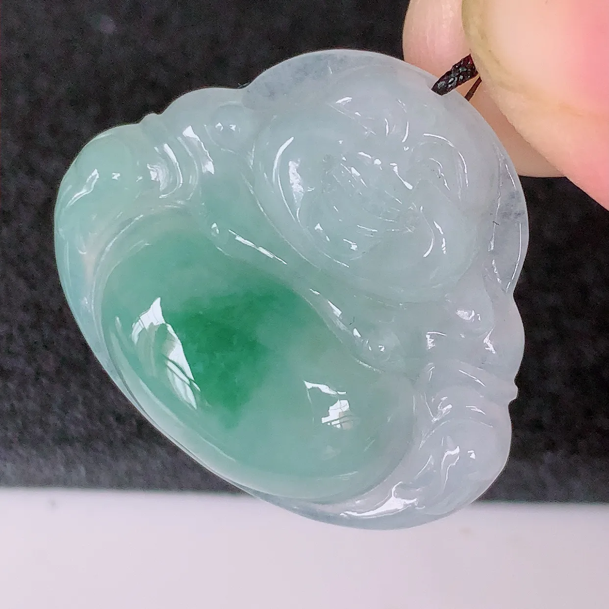 自然光实拍，冰飘花翡翠佛公吊坠，玉笑佛，饱满，开脸喜庆，配戴优雅迷人！#57.3