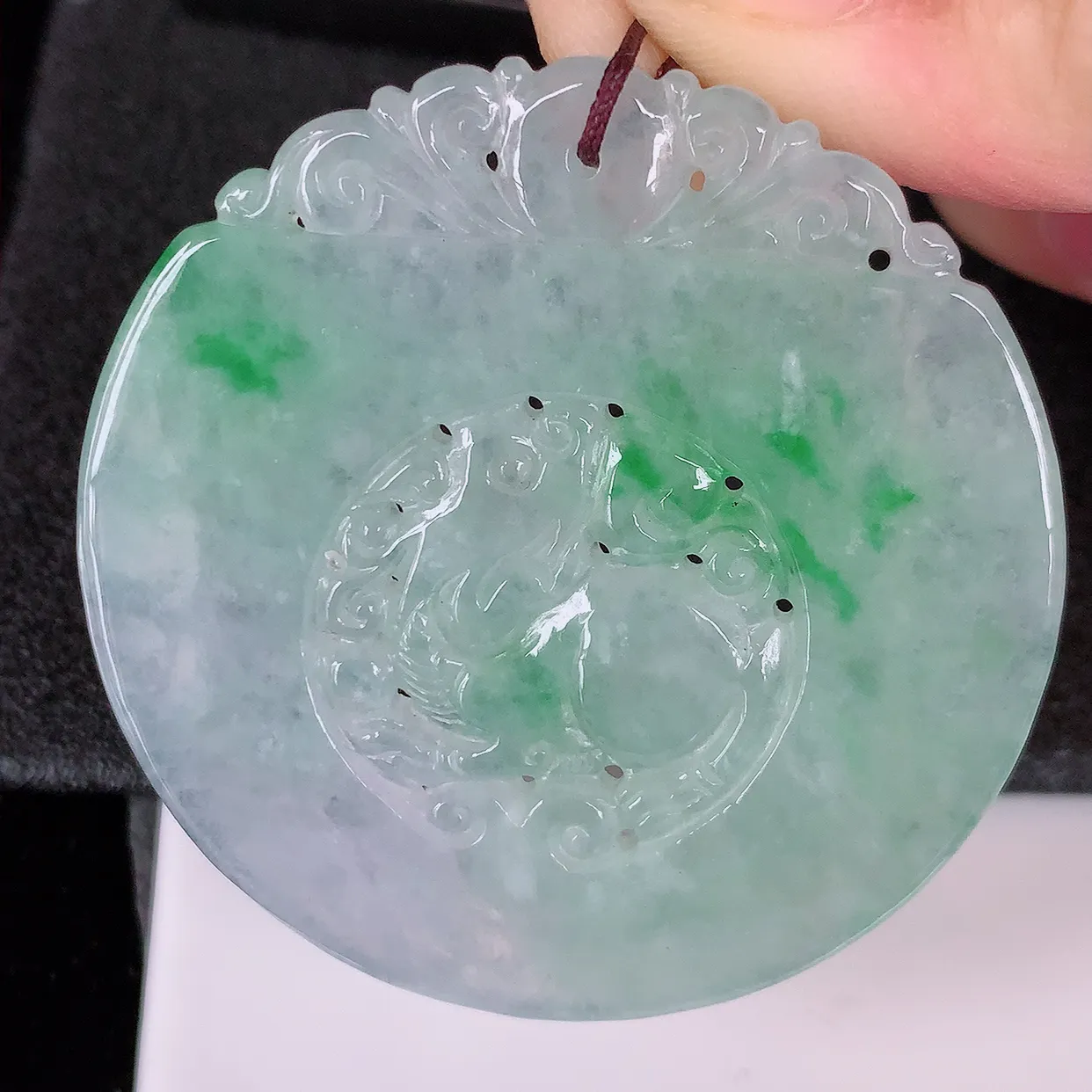 自然光实拍，冰飘绿翡翠麒麟吊坠，仿古招财进宝如意玉麒麟；冰透起莹，老坑冰润，镂空精雕工艺。佩戴翡翠麒