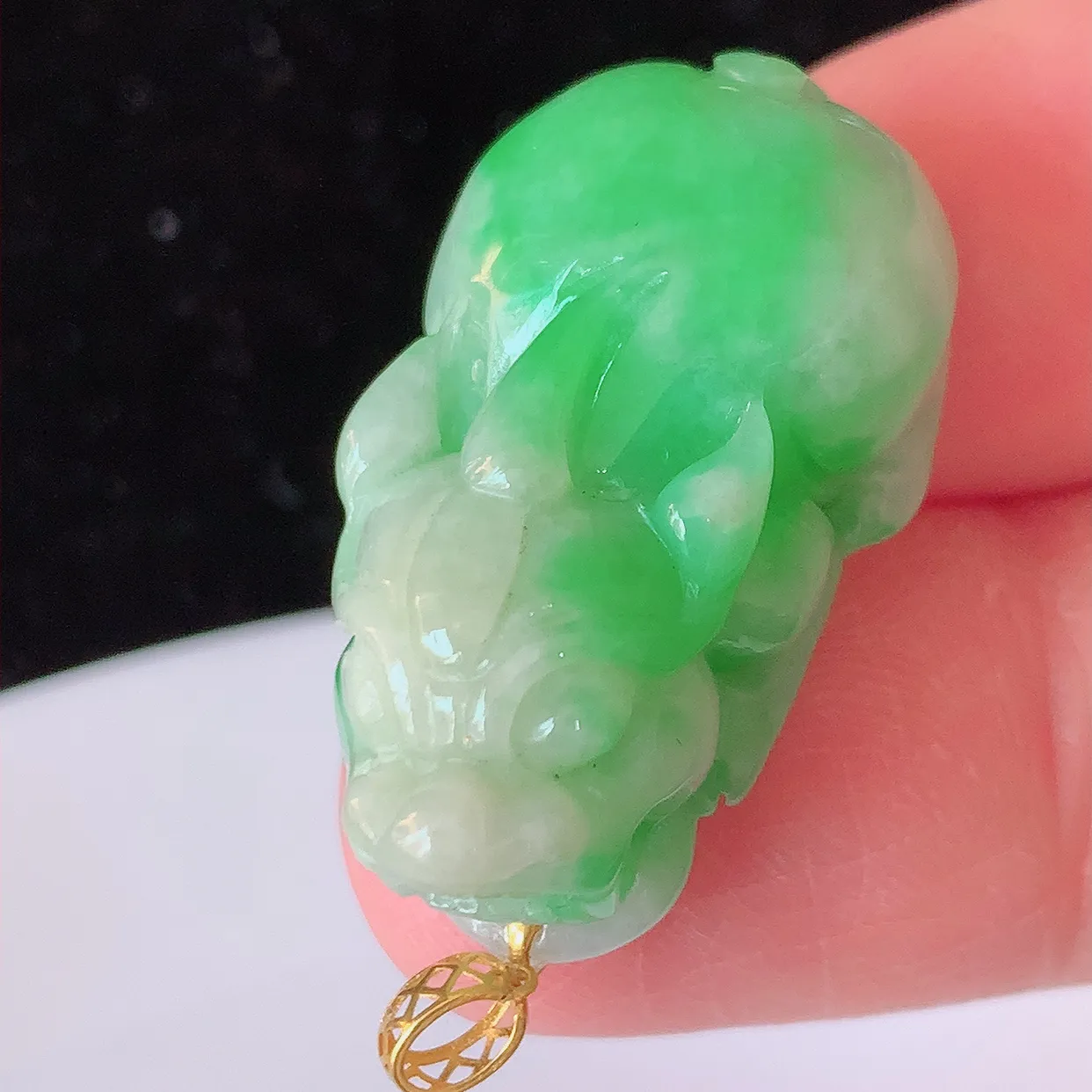 18K金镶嵌飘绿翡翠招财貔貅吊坠，民间有“一摸貔貅运程旺盛，再摸貔貅财运滚滚，三摸貔貅平步青云 ”的美好祝愿。#1.5