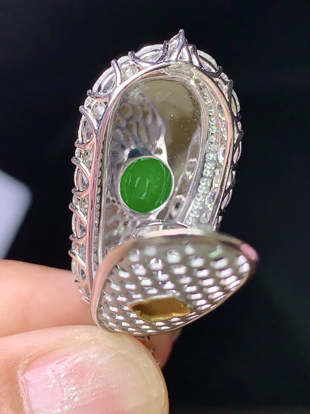 18k金钻镶嵌满绿四季豆吊坠 玉质细腻 色泽清新艳丽 整体尺寸38.5*16.2*11.5