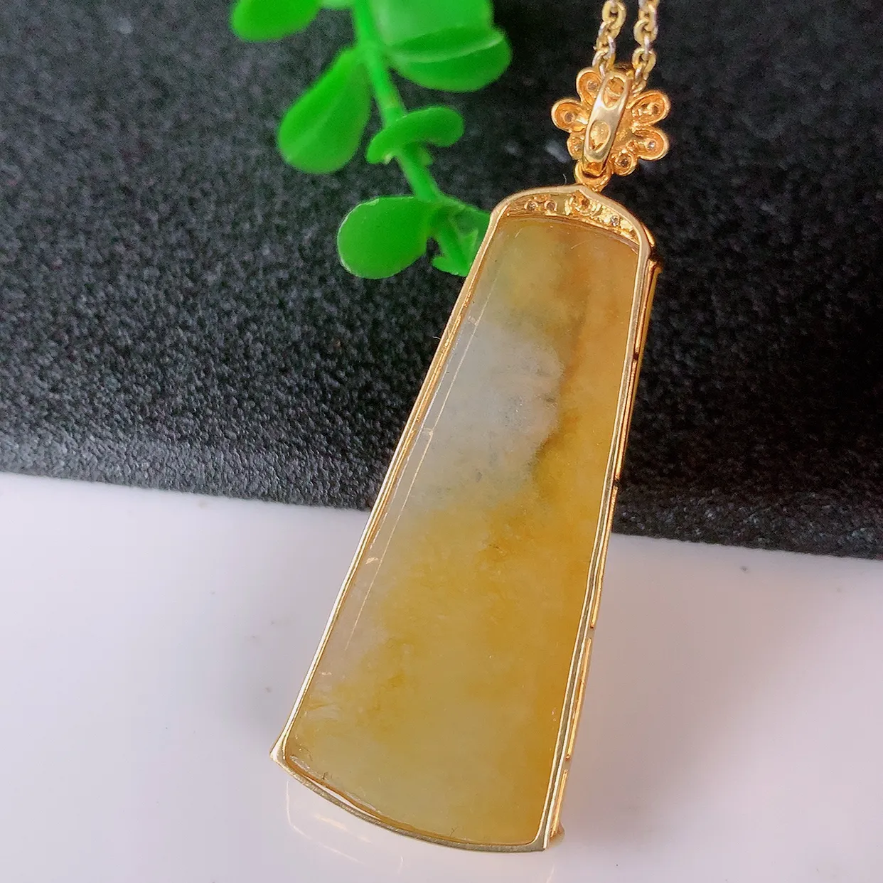自然光实拍，18K金镶嵌水润黄翡双彩翡翠平安无事牌吊坠，平平安安，无事牌翠色灵动，佩戴平安时尚！#00.3整体43.8*17*5.2裸石35.5*15.5