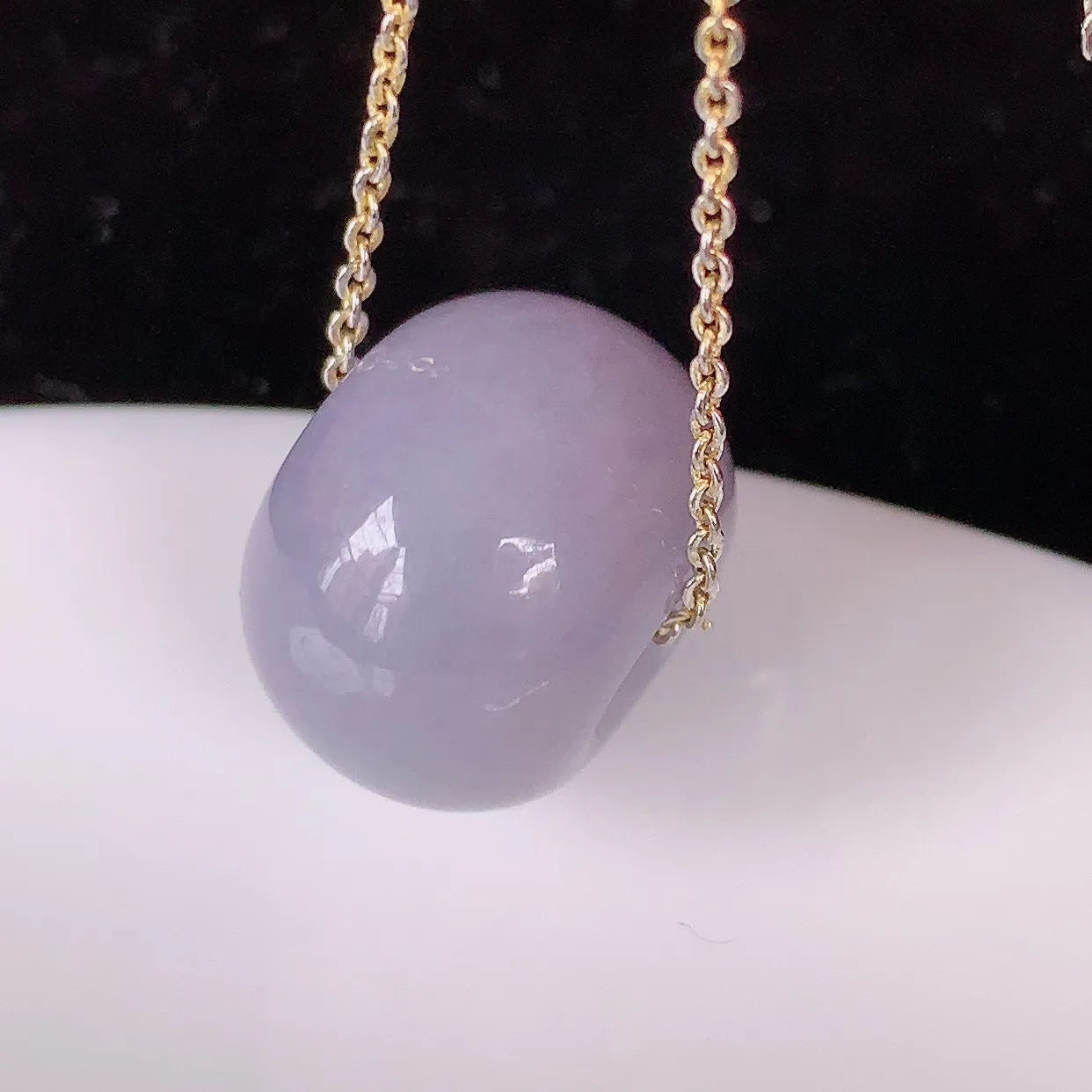 自然光实拍，冰润紫罗兰翡翠路路通吊坠，寓意时来运转、财源滚滚，款式新颖时尚，日常百搭的款！配图银链#05.3