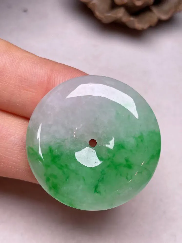 冰糯种飘绿【平安扣】吊坠，种水好，玉质细腻 ，卖相好‘