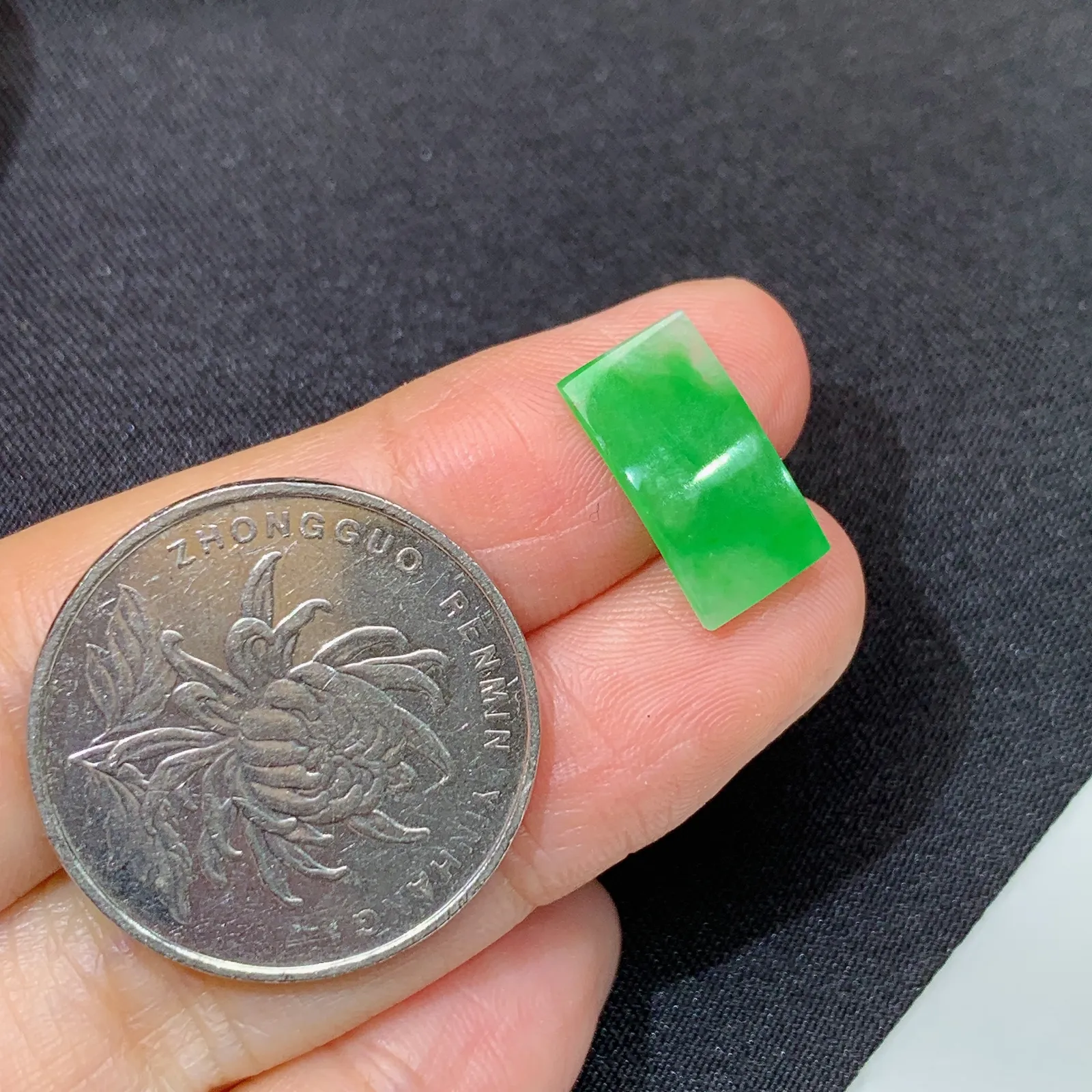 冰飘绿马鞍，镶嵌佳品，冰润色阳，种水足 尺寸14.5*7.7*1.1