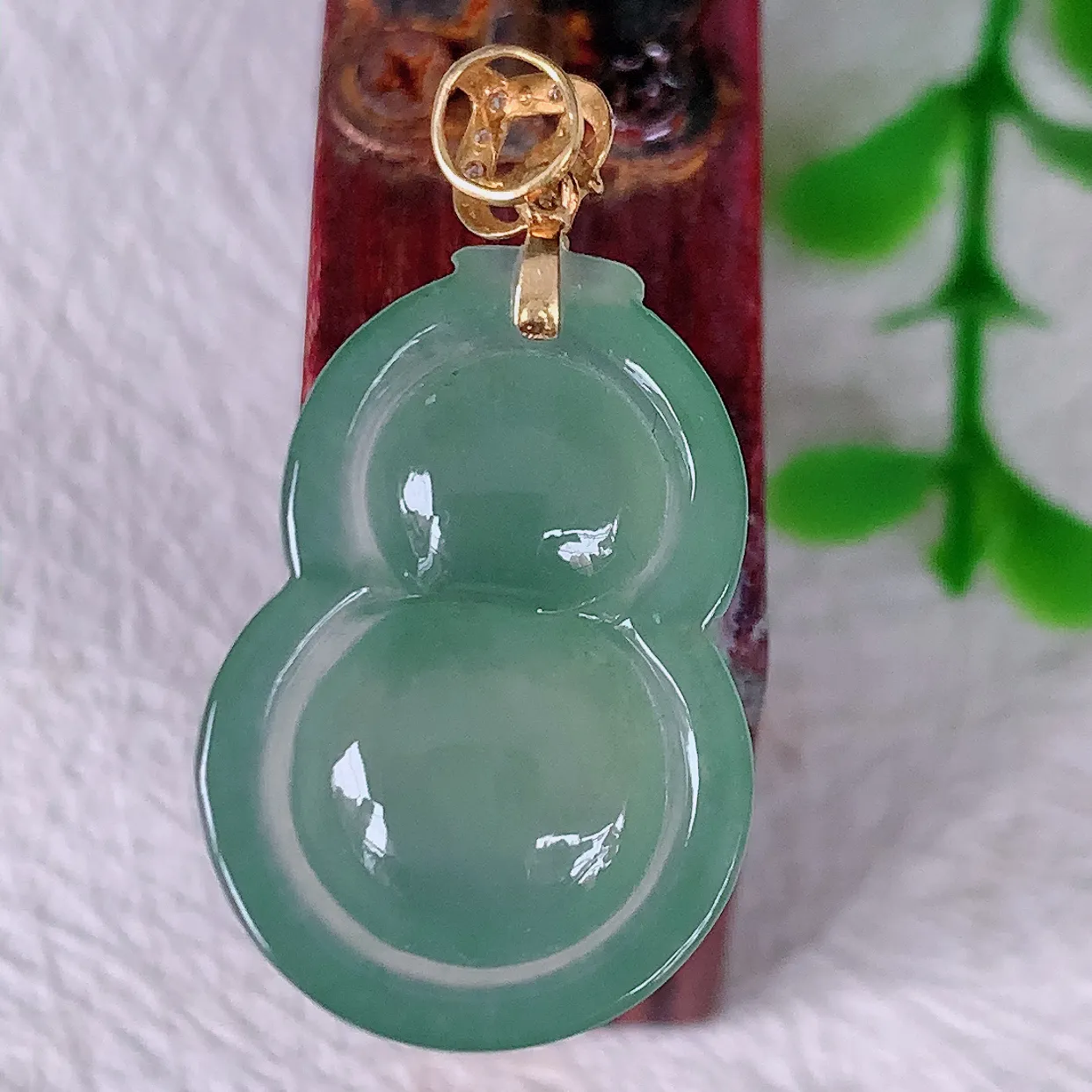 18K金镶嵌冰种翡翠葫芦吊坠， 葫芦寓意福禄双全，财源滚滚，佩戴效果优雅迷人！#12.3整体28裸石21*14.8*5.8