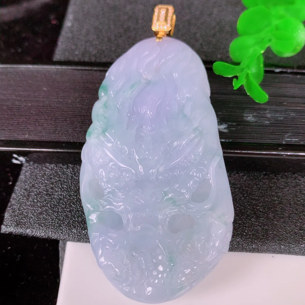 自然光实拍，18K金镶嵌紫罗兰飘花翡翠龙腾盛世、龙牌吊坠，种水好，雕工立体精致，佩戴霸气时尚！#00