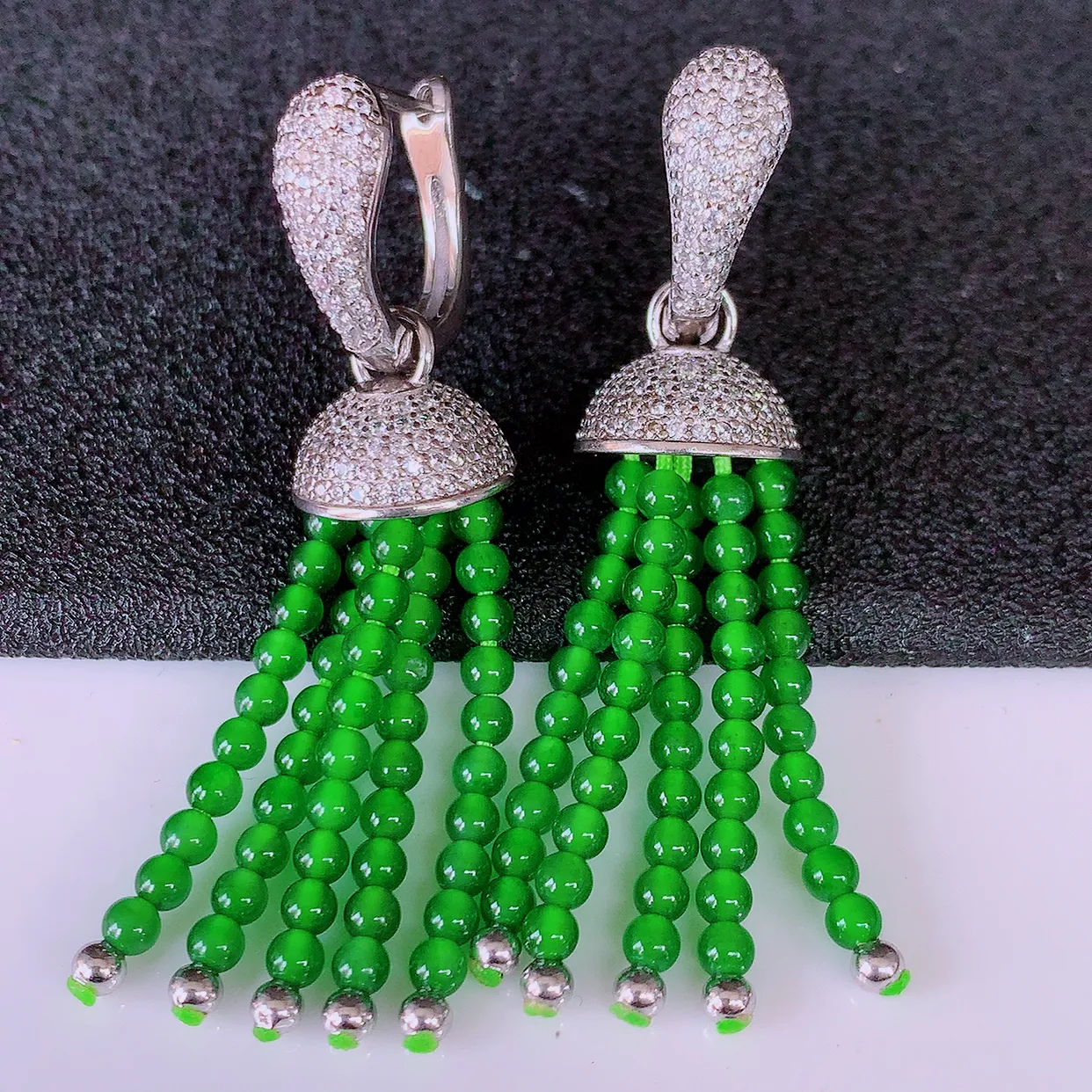 冰透满绿翡翠925银镶嵌耳坠，自然光实拍，翠色灵动，颜色漂亮，种老水足，品相佳，佩戴佳品！#98.5整体48.5*11.5裸石2.8