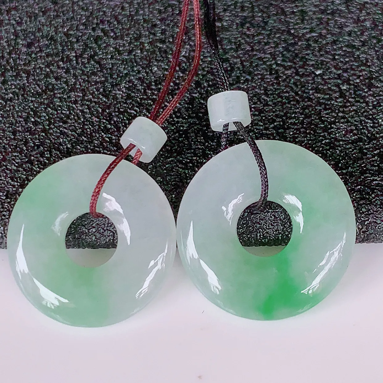 自然光实拍，冰种飘绿翡翠一对平安扣耳坠，翠色灵动，玉质细腻，颜色漂亮，品相佳，佩戴佳品！配图银线 #57.3