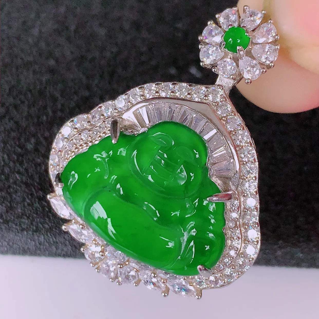 冰透满绿翡翠925银镶嵌佛公吊坠，自然光实拍，翠色灵动，颜色漂亮，种老水足，品相佳，佩戴佳品！#97