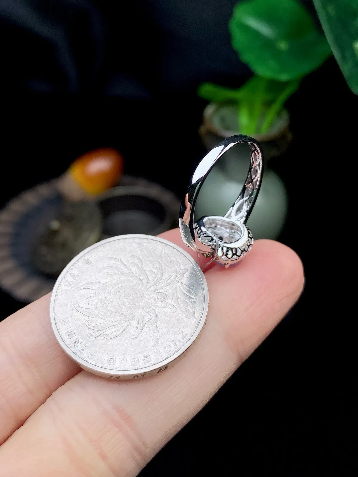 【冰种紫葫芦戒指】质地细腻，冰透纯净，唯美漂亮，珍藏品质，18K金钻镶嵌，裸石尺寸8.9*6.6*3毫米，佩戴很漂亮。