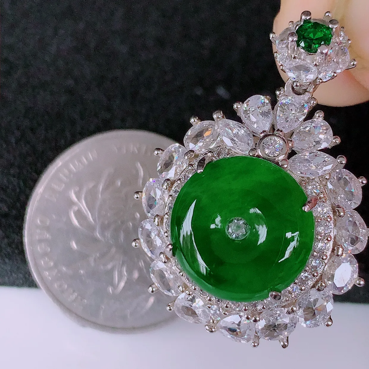 冰透满绿翡翠925银镶嵌平安扣吊坠，自然光实拍，翠色灵动，颜色漂亮，种老水足，品相佳，佩戴佳品！#97.3整体32.8*24.5*10.5裸石13*13