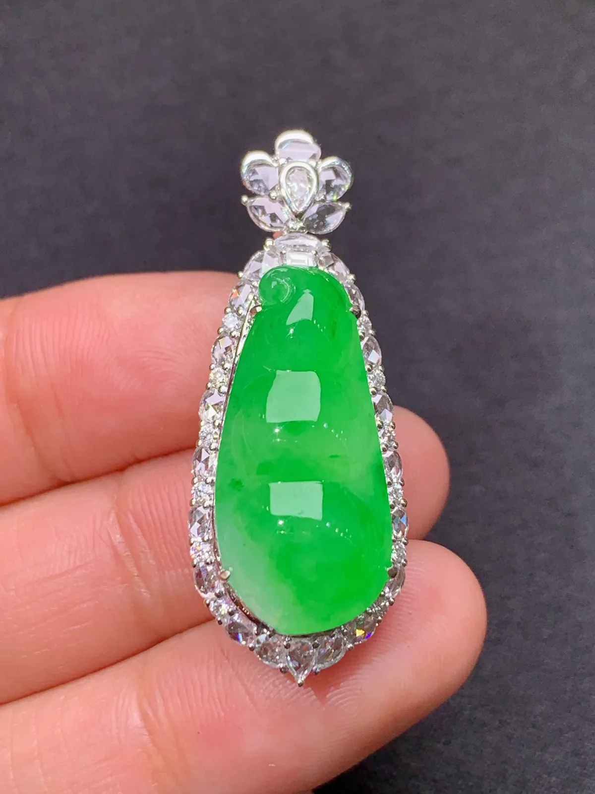 甜绿福豆吊坠，18k金镶嵌，色泽鲜阳，冰润细腻，种水足， 尺寸38*14.5*12.1