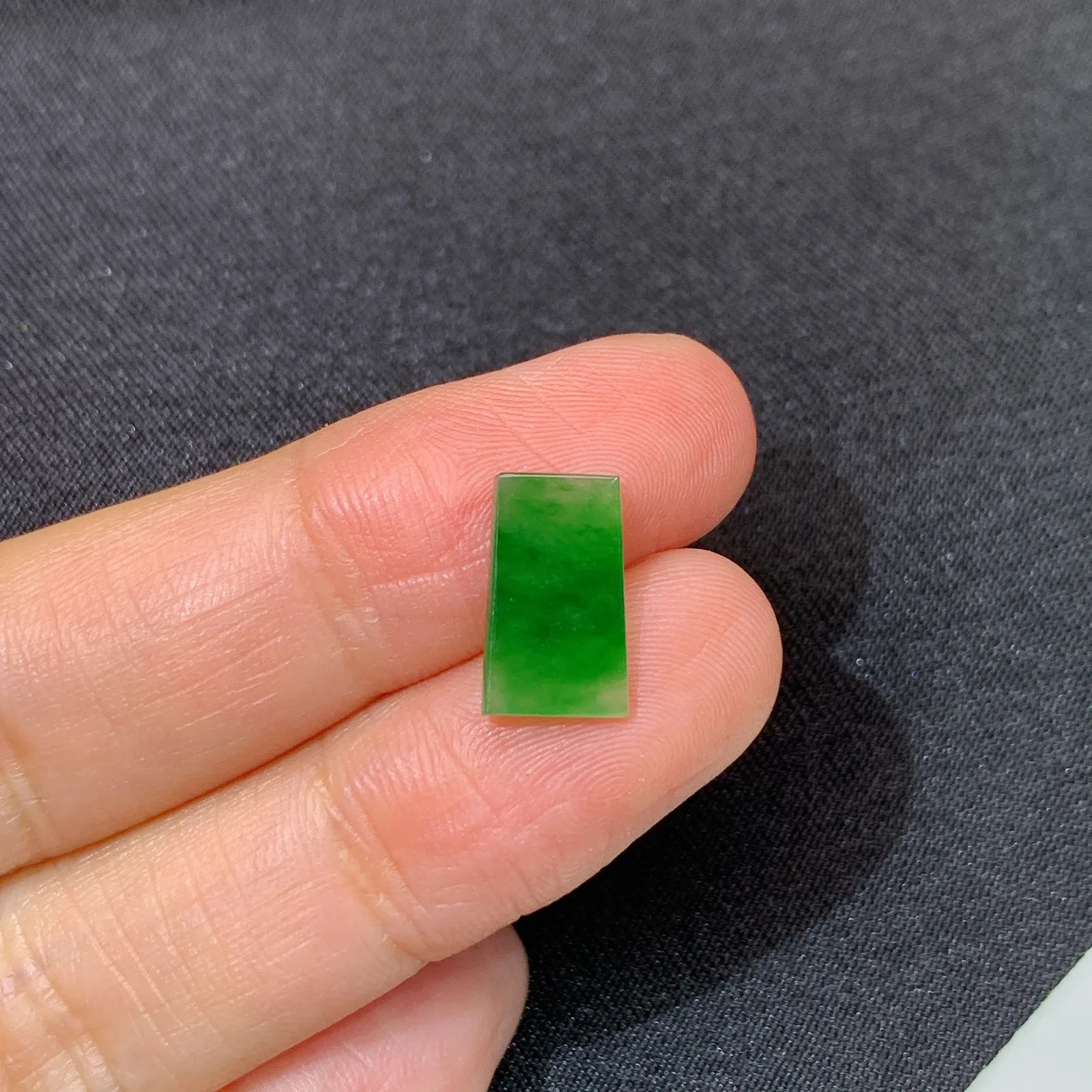 冰飘绿马鞍，镶嵌佳品，冰润色阳，种水足 尺寸11.7*7*1.5