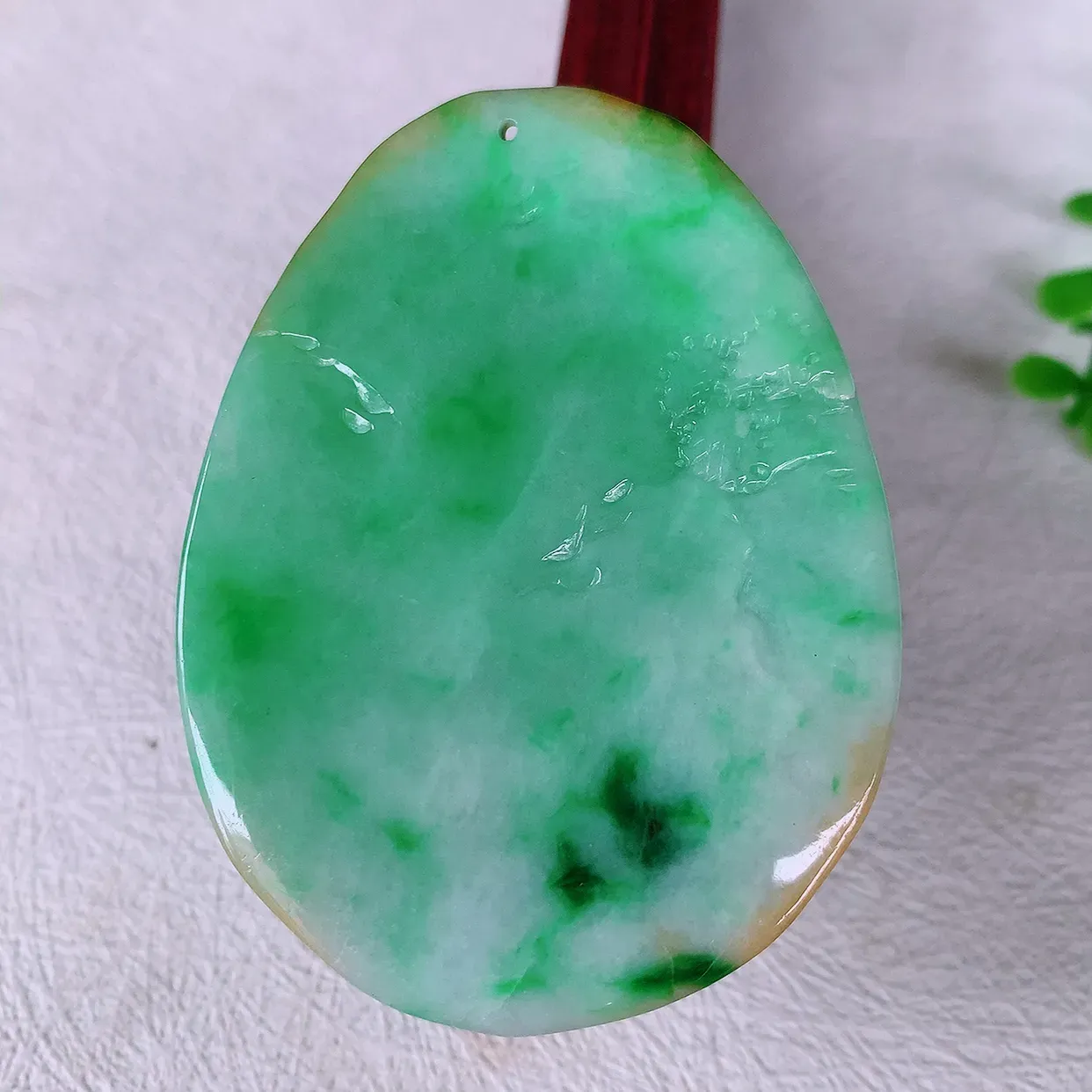 自然光实拍，冰润黄加绿翡翠山水牌吊坠，寓意“常青、背靠大山、水（财）长流、平安之意”生机盎然的翠意，一眼既心醉，雕工精致，佩戴效果优雅迷人！#97.3