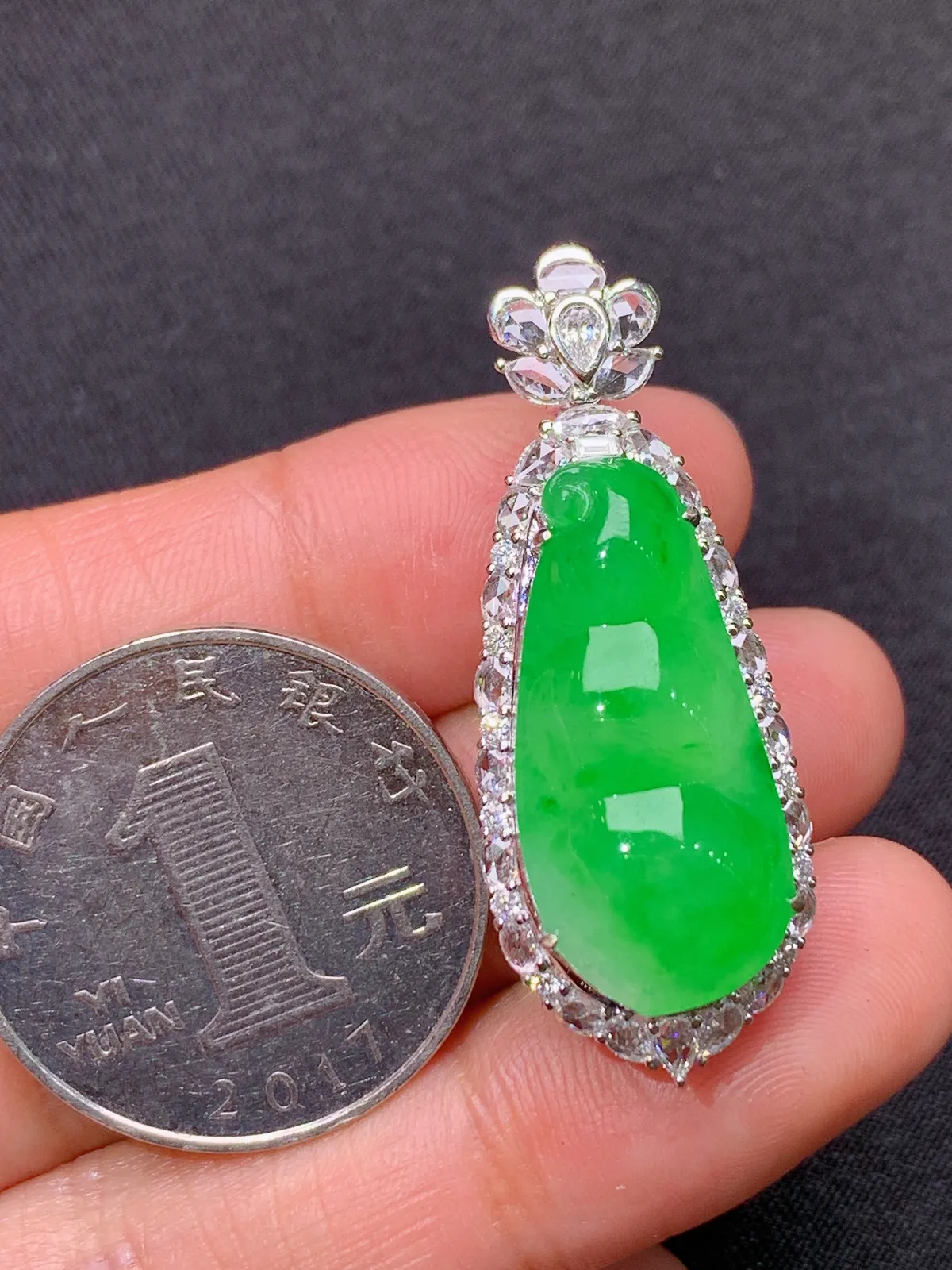 甜绿福豆吊坠，18k金镶嵌，色泽鲜阳，冰润细腻，种水足， 尺寸38*14.5*12.1