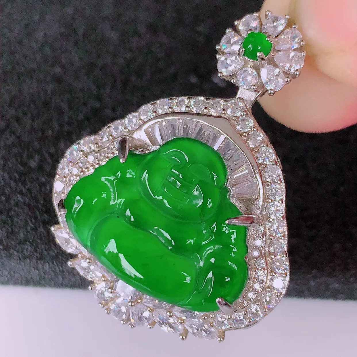 冰透满绿翡翠925银镶嵌佛公吊坠，自然光实拍，翠色灵动，颜色漂亮，种老水足，品相佳，佩戴佳品！#97.3整体34.2*26.5*12.5裸石18.5*15.5