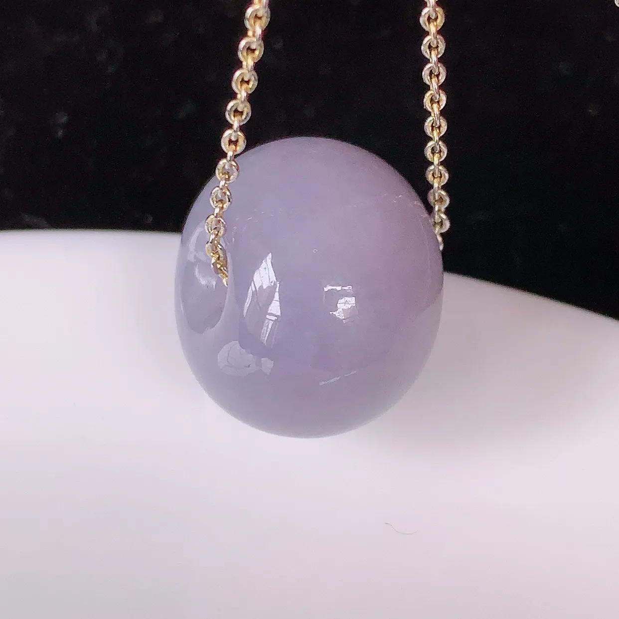 自然光实拍，冰润紫罗兰翡翠路路通吊坠，寓意时来运转、财源滚滚，款式新颖时尚，日常百搭的款！配图银链#05.3