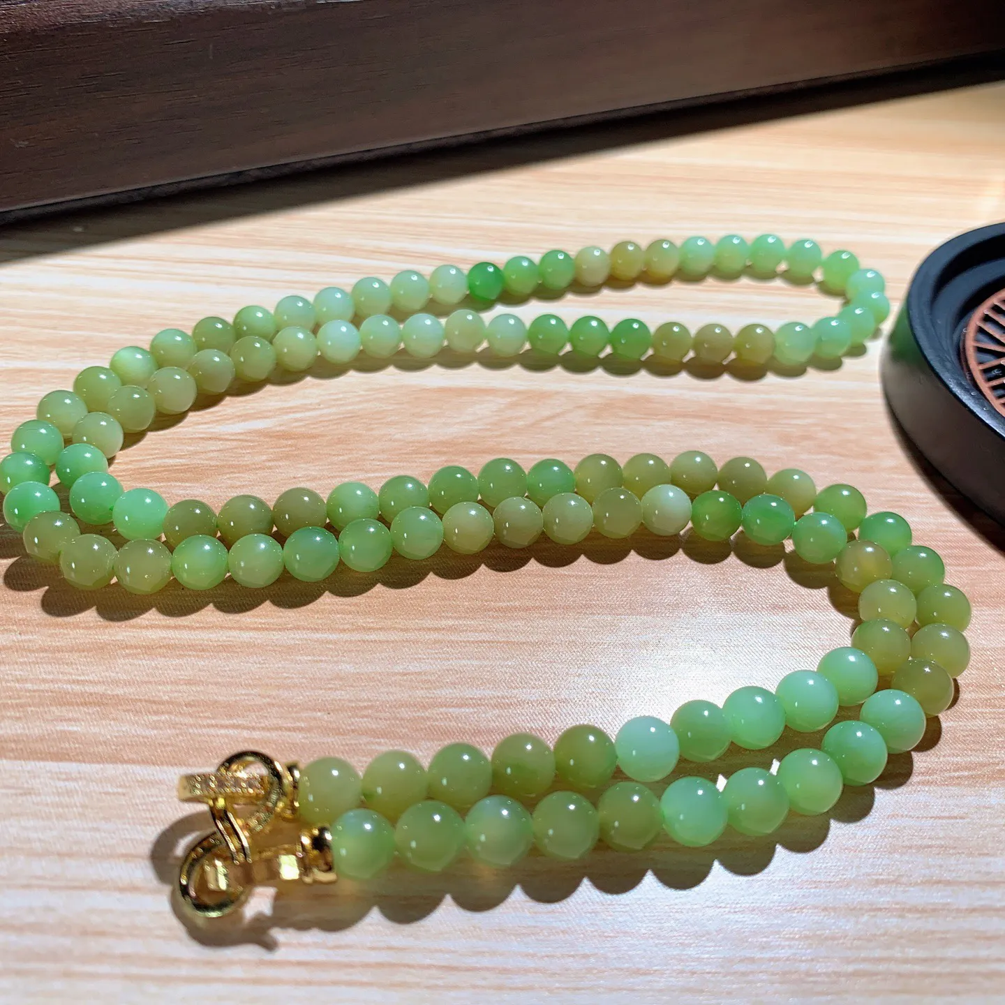 和田玉薄荷绿俄罗斯碧玉108佛珠项链。单颗尺寸6重36.5克。玉质细腻油润。手推出油。佩戴高端典雅。lt251205
