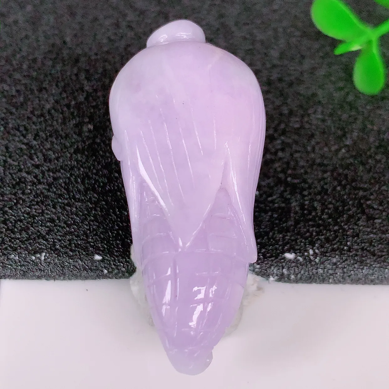 自然光实拍，水润紫罗兰翡翠玉米吊坠，多子多福，翠色灵动，玉质细腻，颜色漂亮，品相佳，佩戴佳品！#05.3