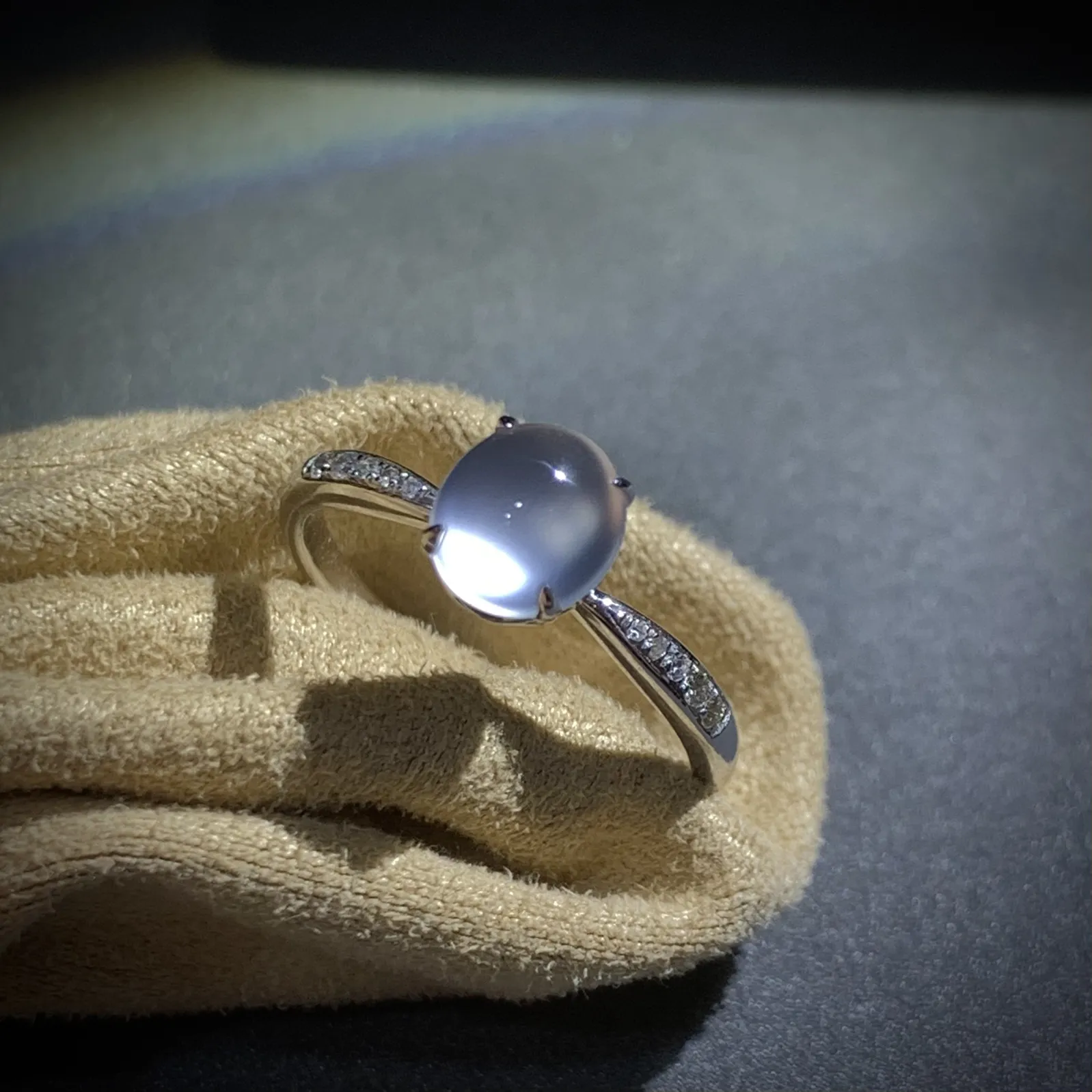 缅甸翡翠玻璃种白蛋面戒指，
裸石6.8-6-3.5mm，13#，
18K金，南非钻，2.3g，