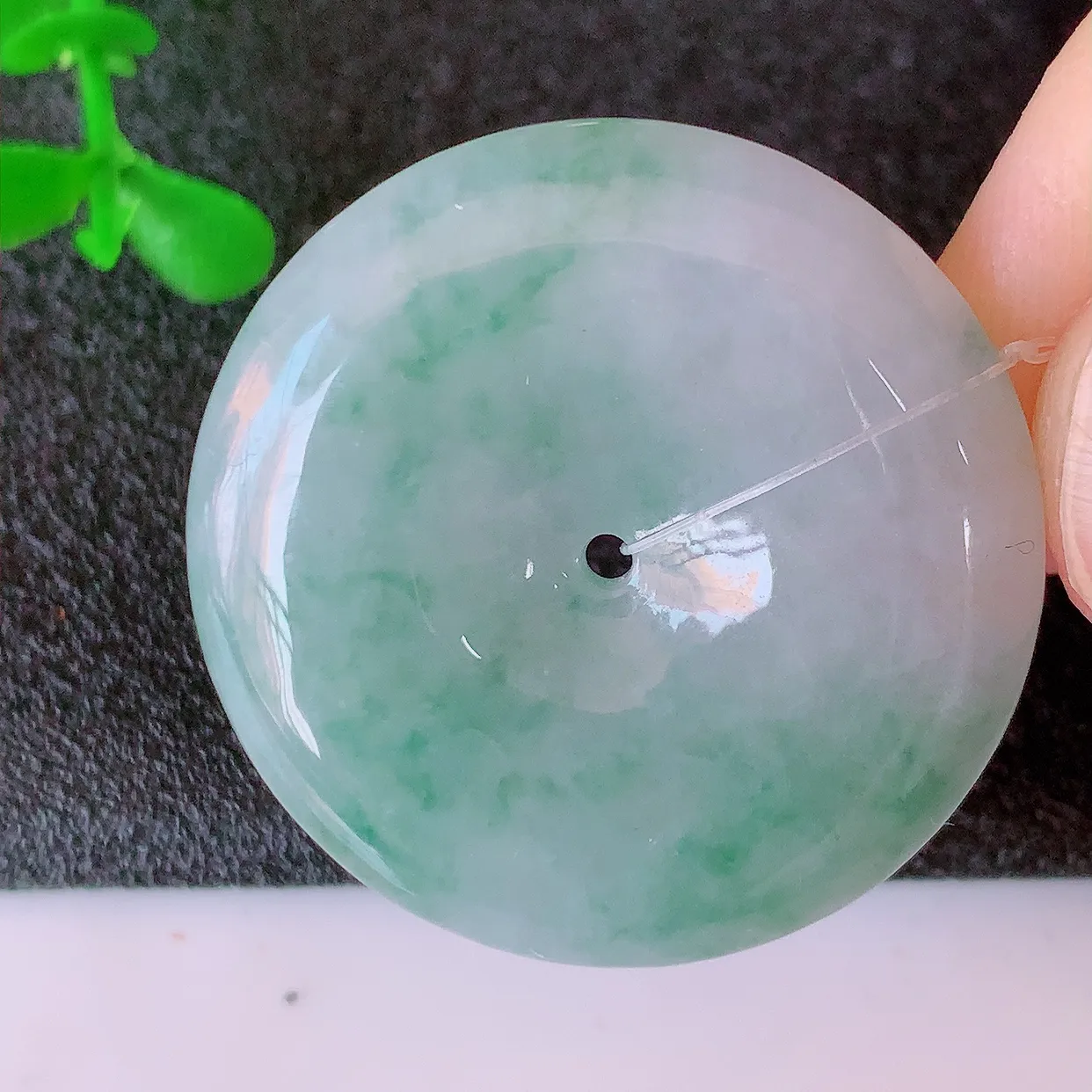 自然光实拍，冰润飘花平安扣翡翠吊坠，种老水足，雕工精湛 ，寓意美好，佩戴时尚出众！#49.5