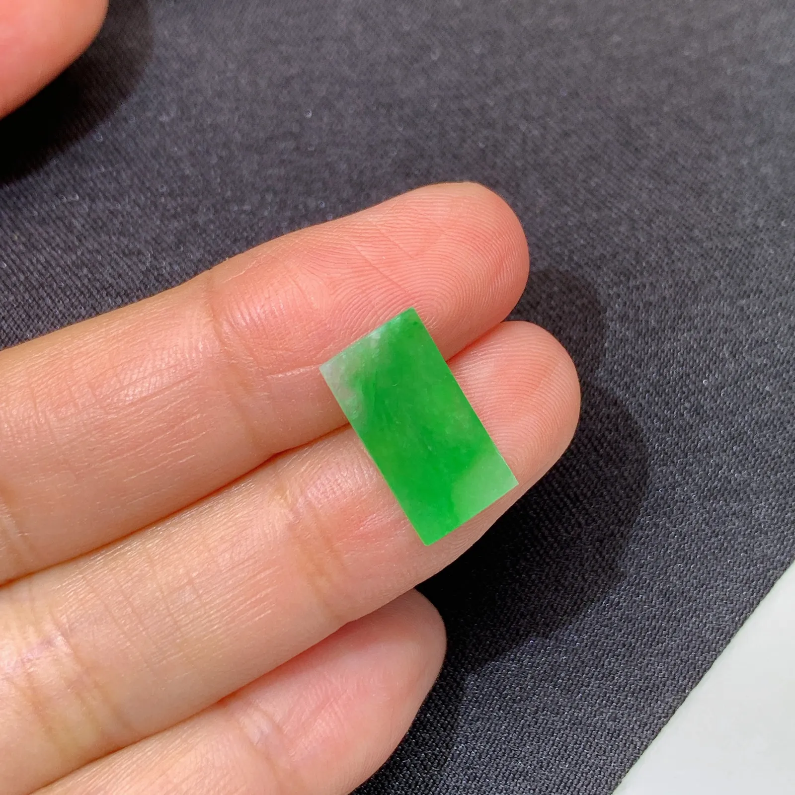 冰飘绿马鞍，镶嵌佳品，冰润色阳，种水足 尺寸14.5*7.7*1.1