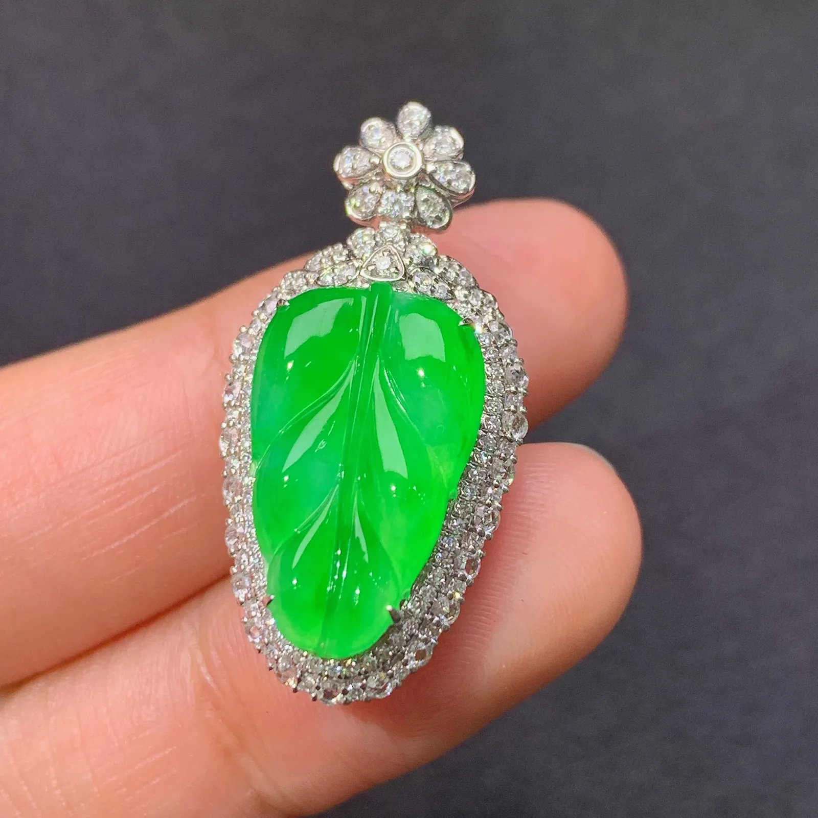 冰阳绿树叶吊坠，18k金镶嵌，色泽鲜阳，冰润细腻，种水足 尺寸30.1*15.1*9.8