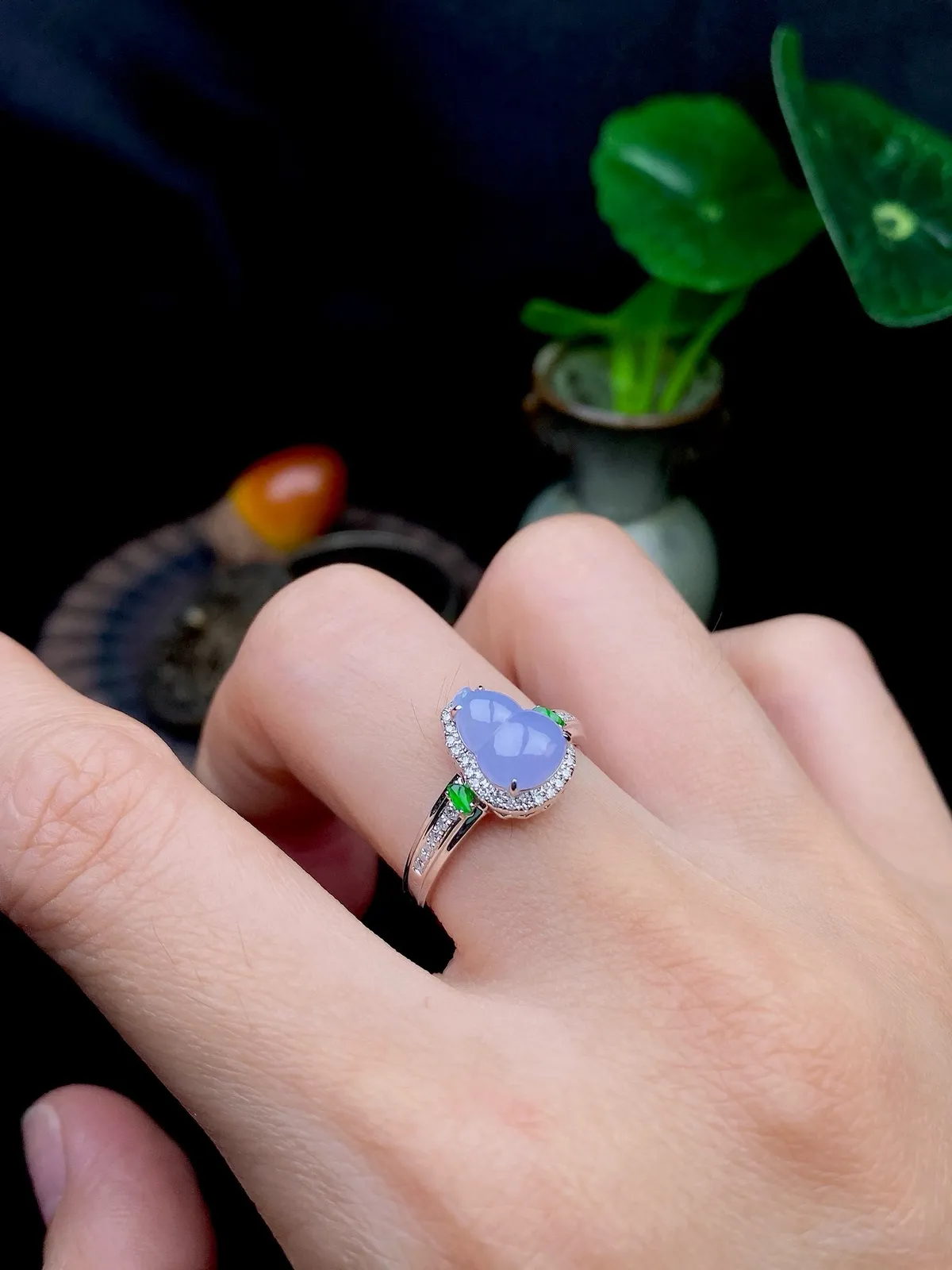 【冰种紫葫芦戒指】质地细腻，冰透纯净，唯美漂亮，珍藏品质，18K金钻镶嵌，裸石尺寸8.9*6.6*3毫米，佩戴很漂亮。