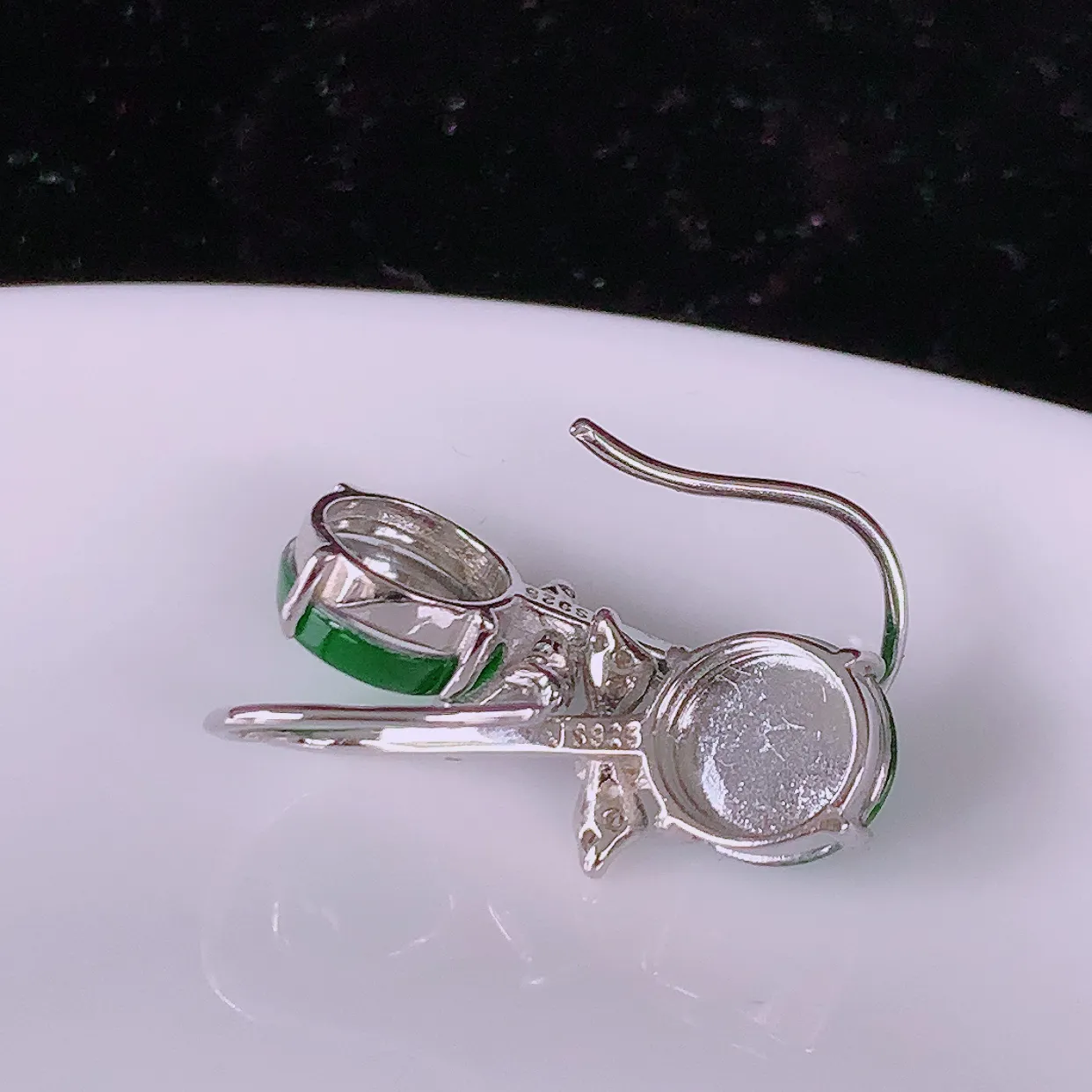 冰透满绿翡翠925银镶嵌耳坠，自然光实拍，翠色灵动，颜色漂亮，种老水足，品相佳，佩戴佳品！#97.3整体21.8*9.2*5.5裸石8*8