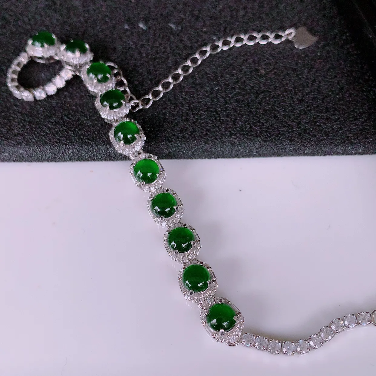 冰透满绿翡翠925银镶嵌手链，自然光实拍，翠色灵动，颜色漂亮，种老水足，品相佳，佩戴佳品！#97.3取一整体7.2*6*5.2裸石4.5*4.5