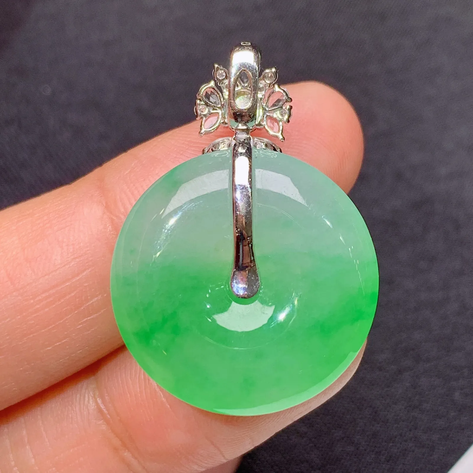 冰飘绿平安扣吊坠，18k金镶嵌，冰润色阳，玉质细腻，种水足 尺寸30.1*21.4*5.3