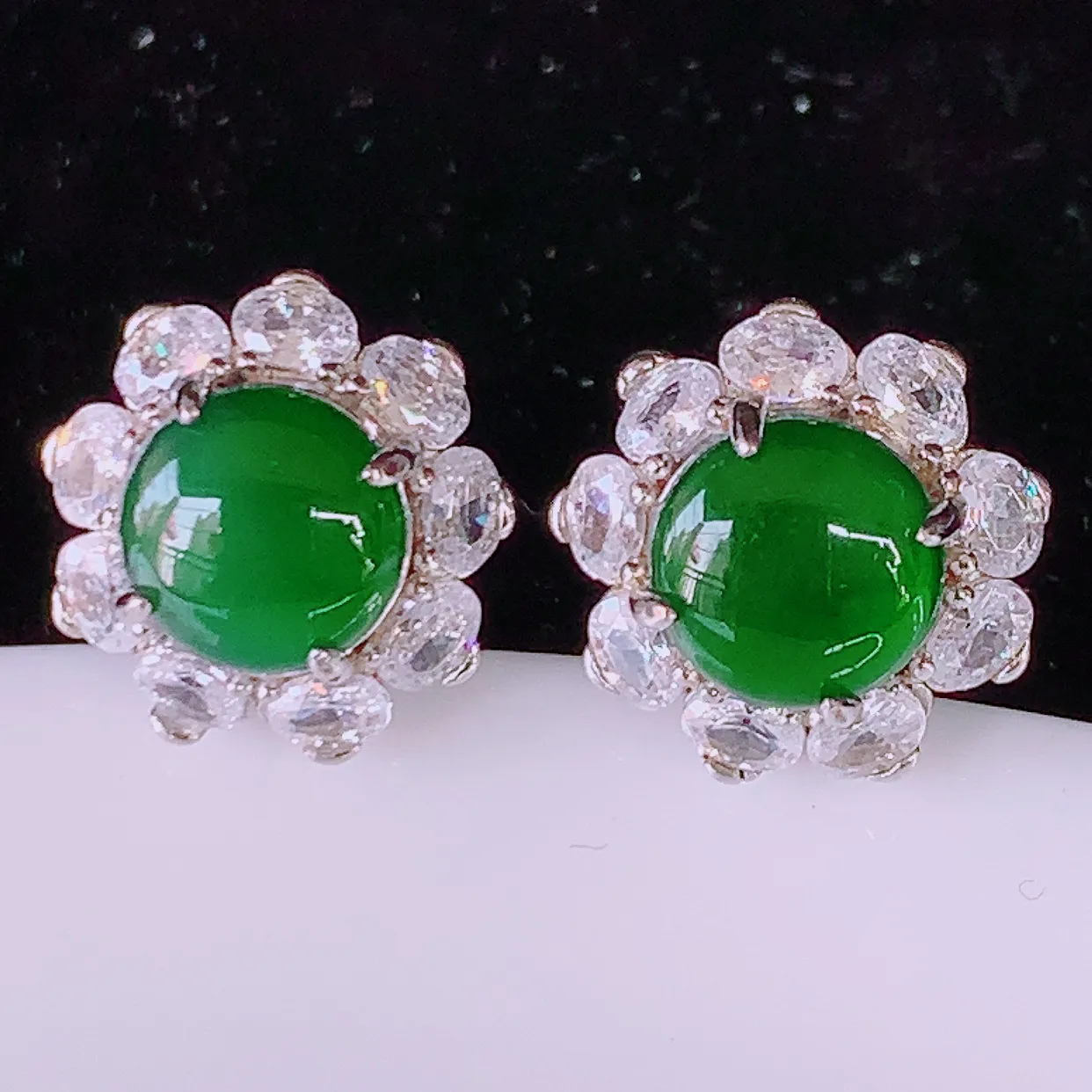 冰透满绿翡翠925银镶嵌耳钉，自然光实拍，翠色灵动，颜色漂亮，种老水足，品相佳，佩戴佳品！#98.5整体17*11.5*11.5裸石6.6-6.6