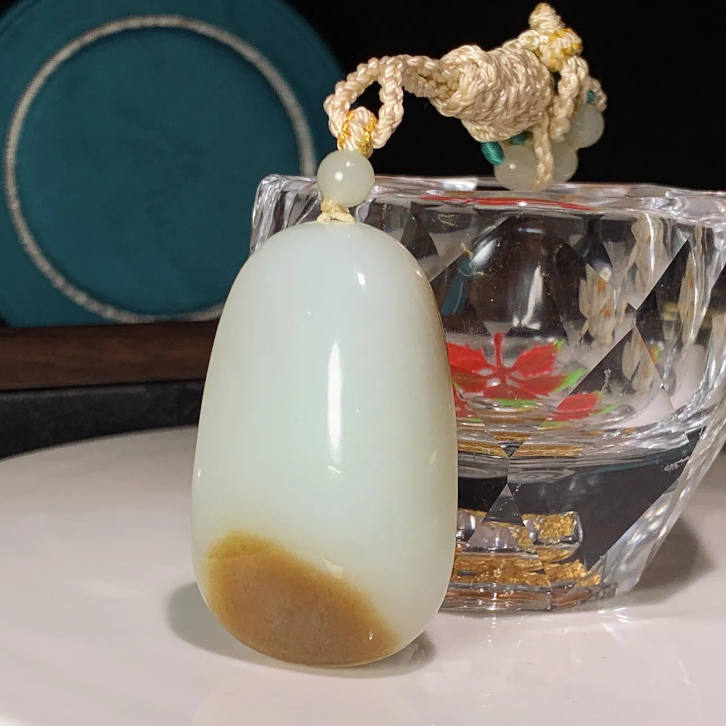 新疆且末糖平安无事牌子挂件。尺寸47/29/13重31克。玉质细腻油润。手推出油。佩戴高端典雅。lt