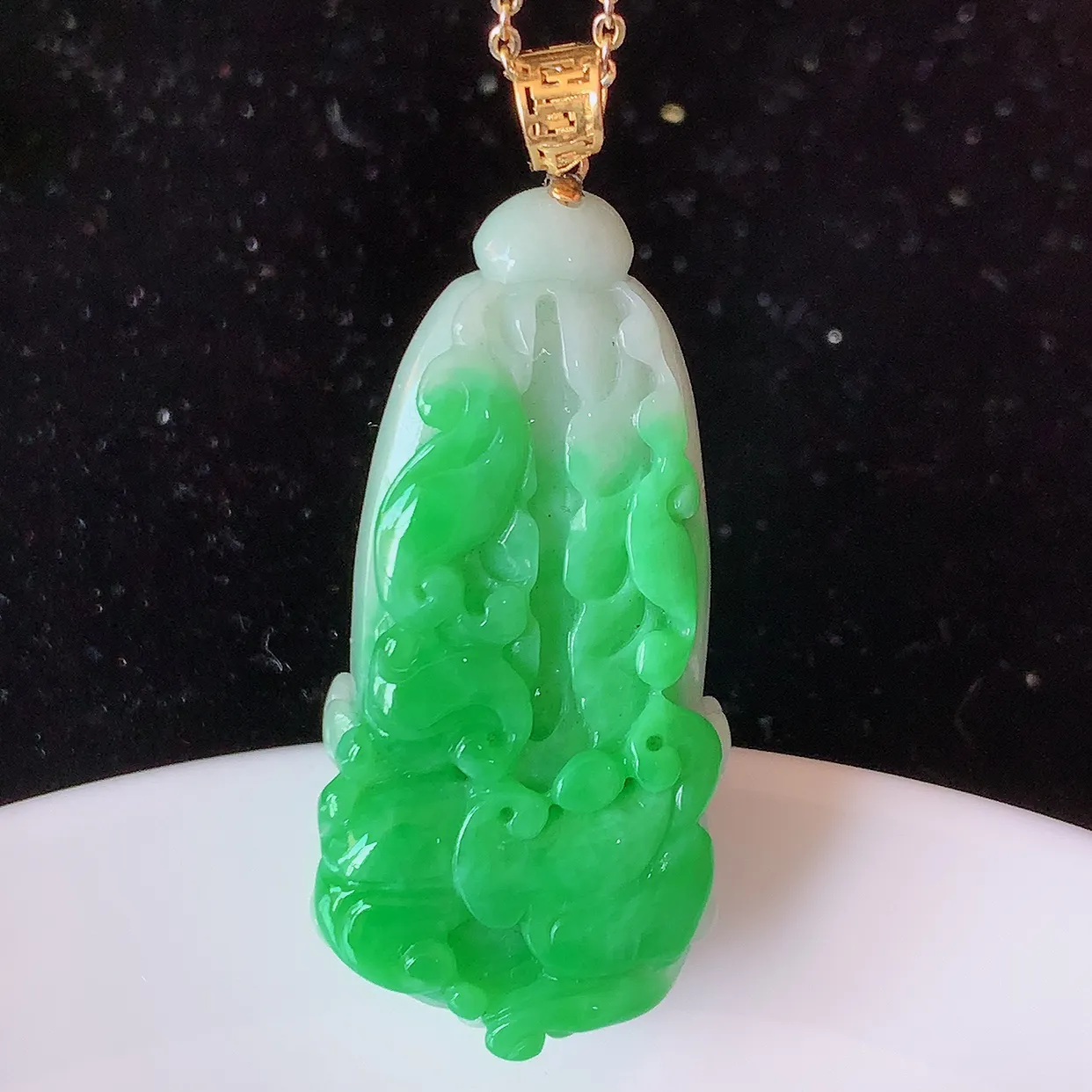 18K金镶嵌辣绿翡翠招百财白菜吊坠，百财聚来，财源滚滚，色泽鲜艳，精工水润的白菜，性价比高！#1.5