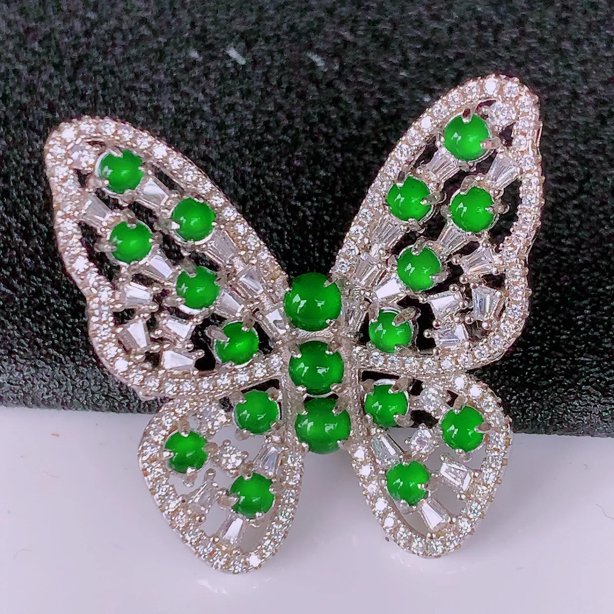 冰透满绿翡翠925银镶嵌蝴蝶胸针，自然光实拍，翠色灵动，颜色漂亮，种老水足，品相佳，佩戴佳品！#97