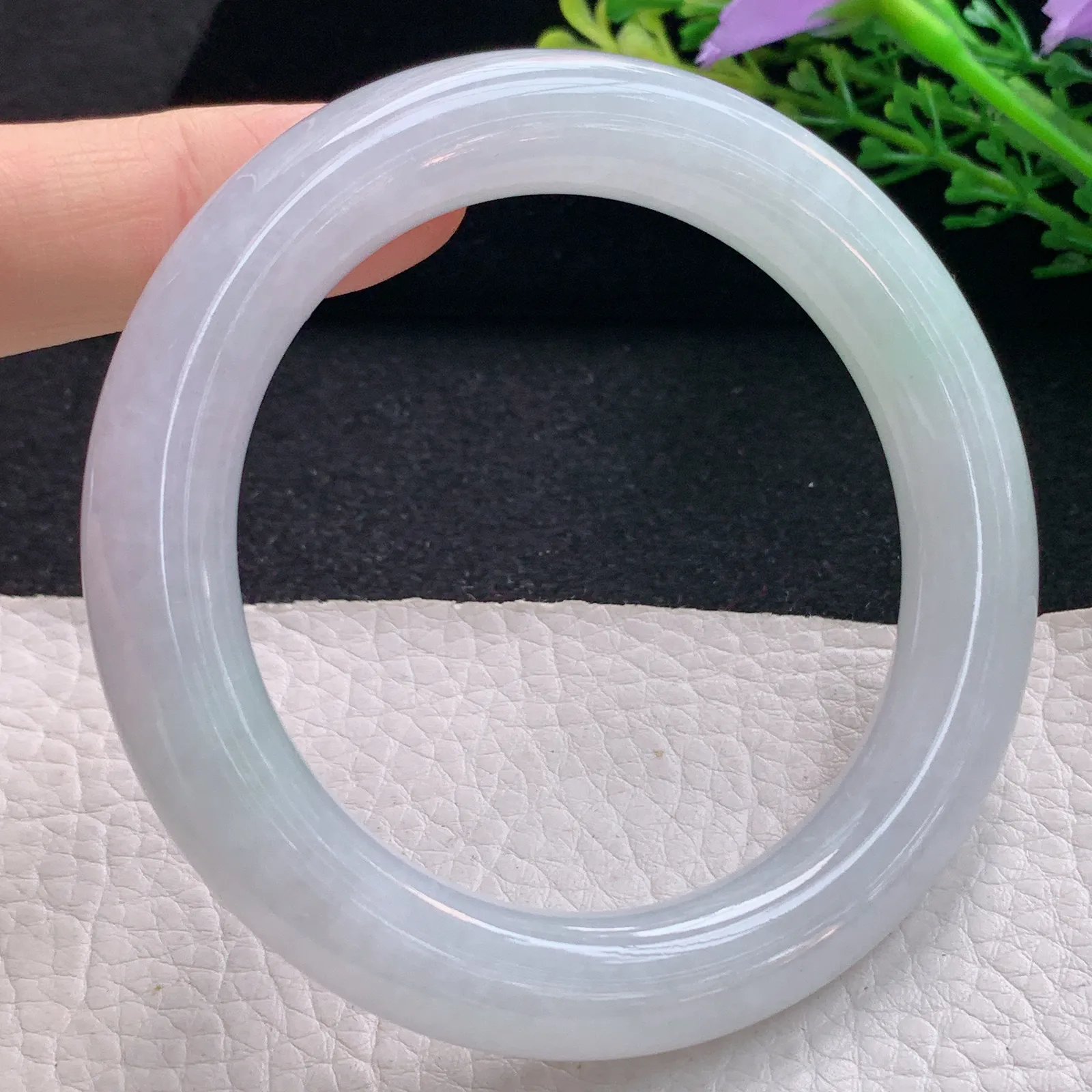 hf自然光57*10.8*11美人镯 翡翠a货玉手镯清新飘绿圆条珠宝玉手环