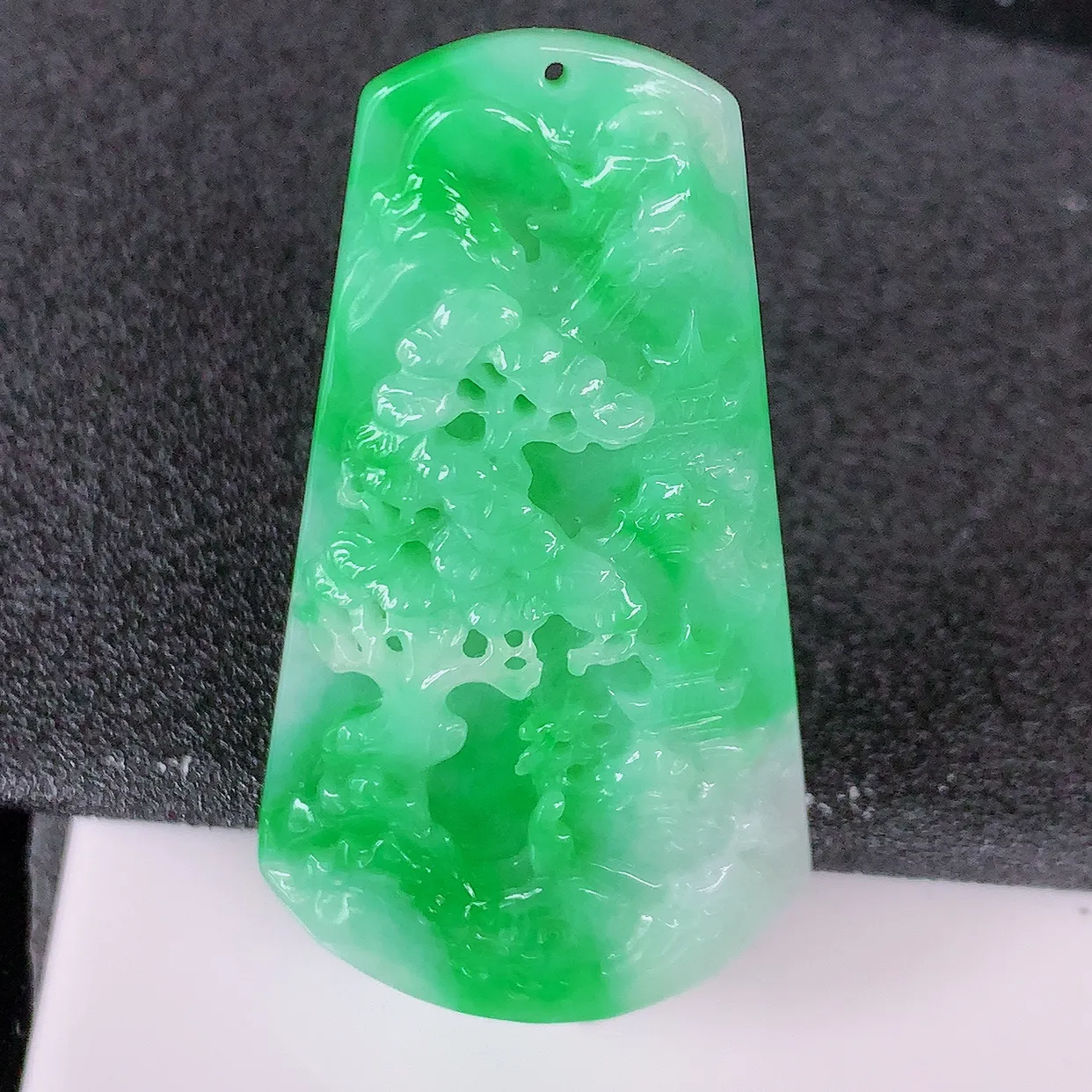 自然光实拍，冰润飘阳绿翡翠山水牌吊坠，翡翠山水，立体生动形象，山水素材布局合理，意境感佳，佩戴上身效