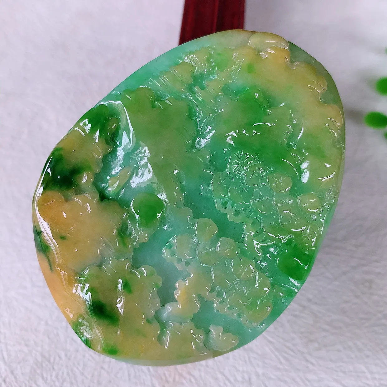 自然光实拍，冰润黄加绿翡翠山水牌吊坠，寓意“常青、背靠大山、水（财）长流、平安之意”生机盎然的翠意，一眼既心醉，雕工精致，佩戴效果优雅迷人！#97.3