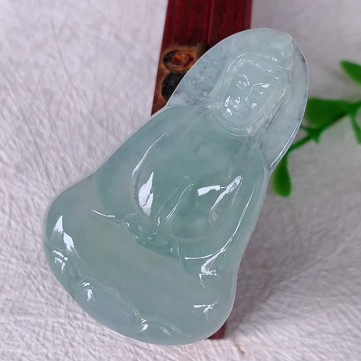 自然光实拍，冰种翡翠观音菩萨吊坠，玉净瓶观音，冰透亮泽，美观亮丽，观音面相端庄#46.3