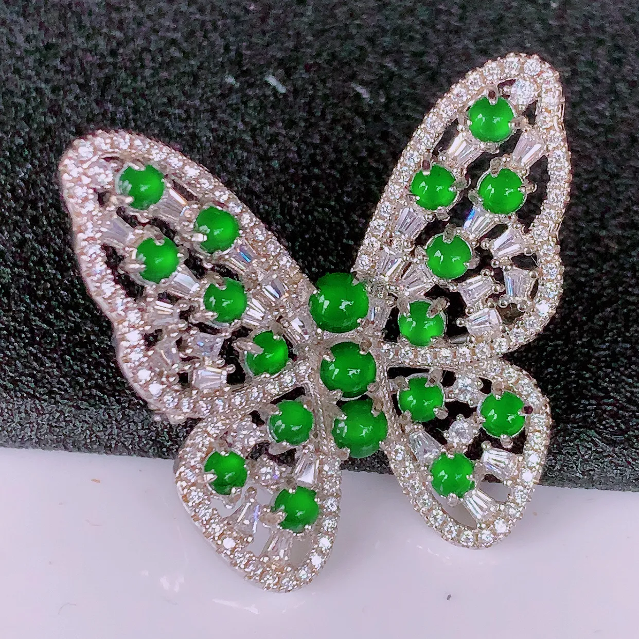 冰透满绿翡翠925银镶嵌蝴蝶胸针，自然光实拍，翠色灵动，颜色漂亮，种老水足，品相佳，佩戴佳品！#97.3整体31*31*9.2取一裸石2.5*2.5