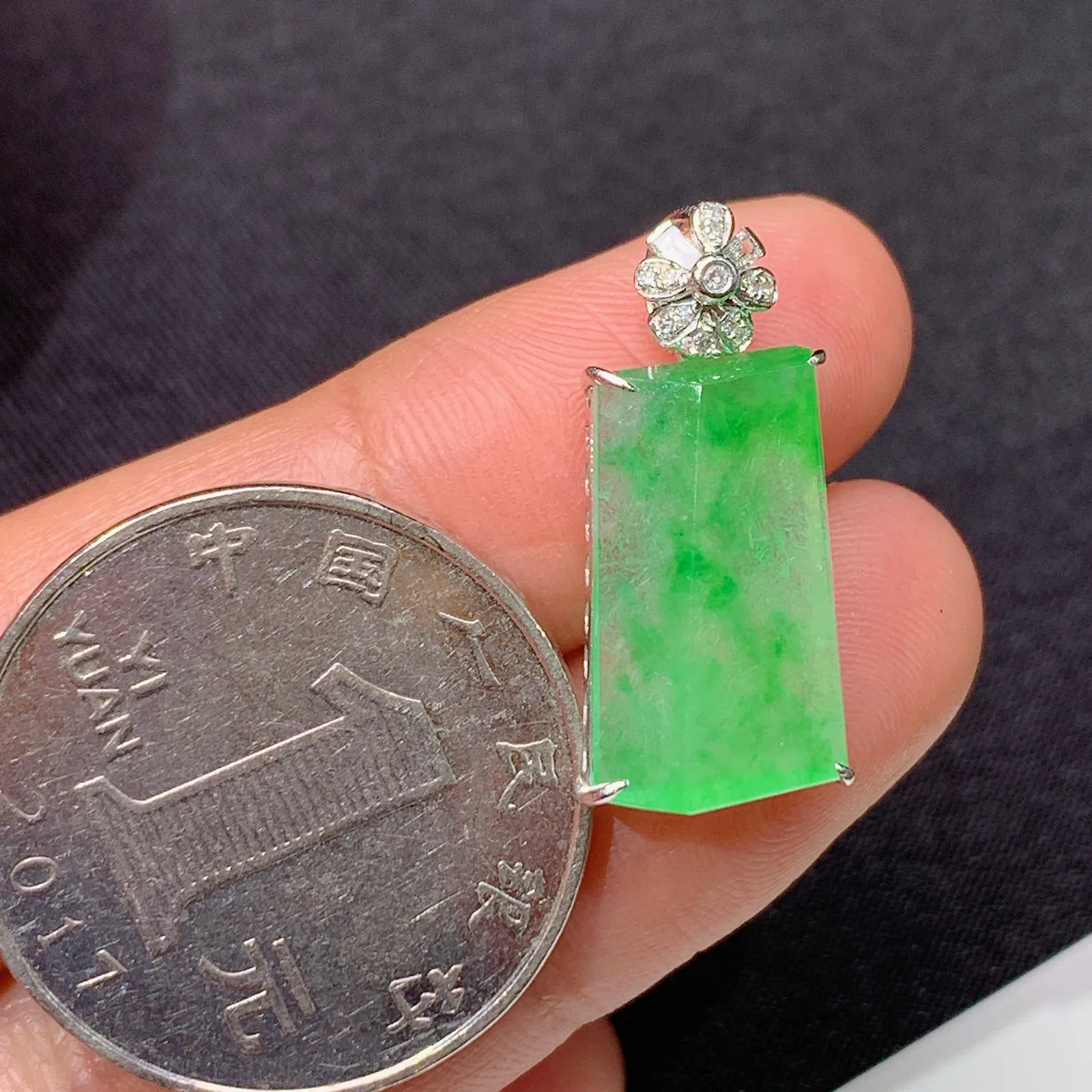 冰飘绿无事牌吊坠，18k金镶嵌，冰润色阳，玉质细腻，种水足 尺寸22.9*10.6*5