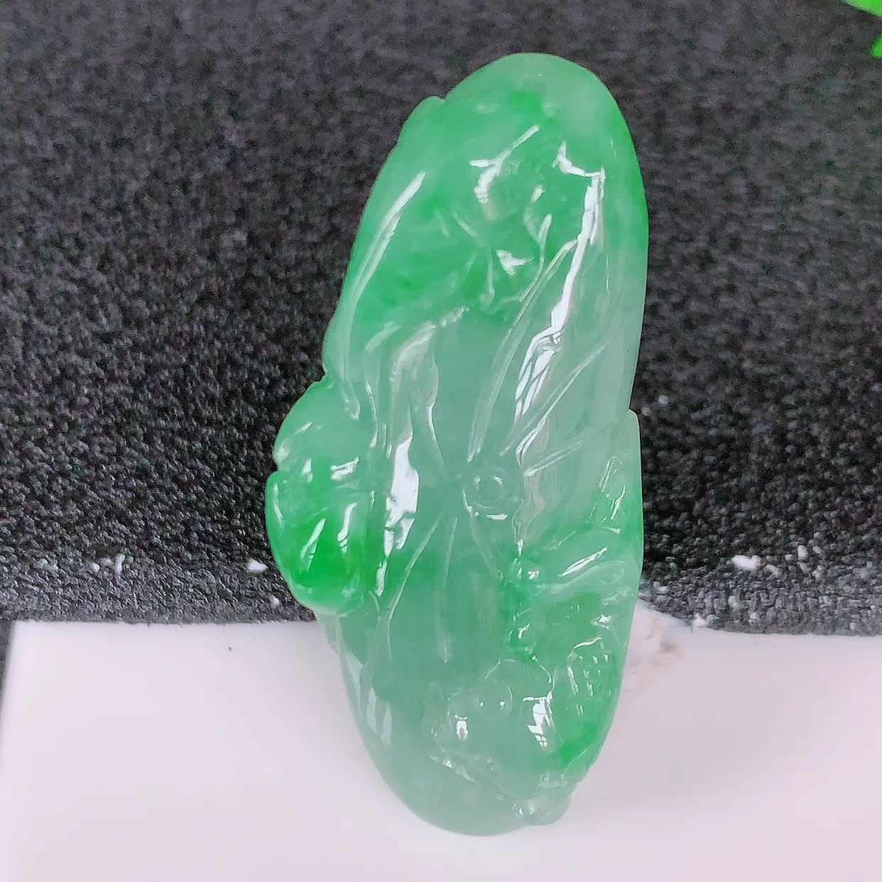 自然光实拍，冰润飘绿翡翠荷叶鱼、和和美美玉坠，财源广进，自然隐逸、荷本是素不着尘之物，有和美之寓意。