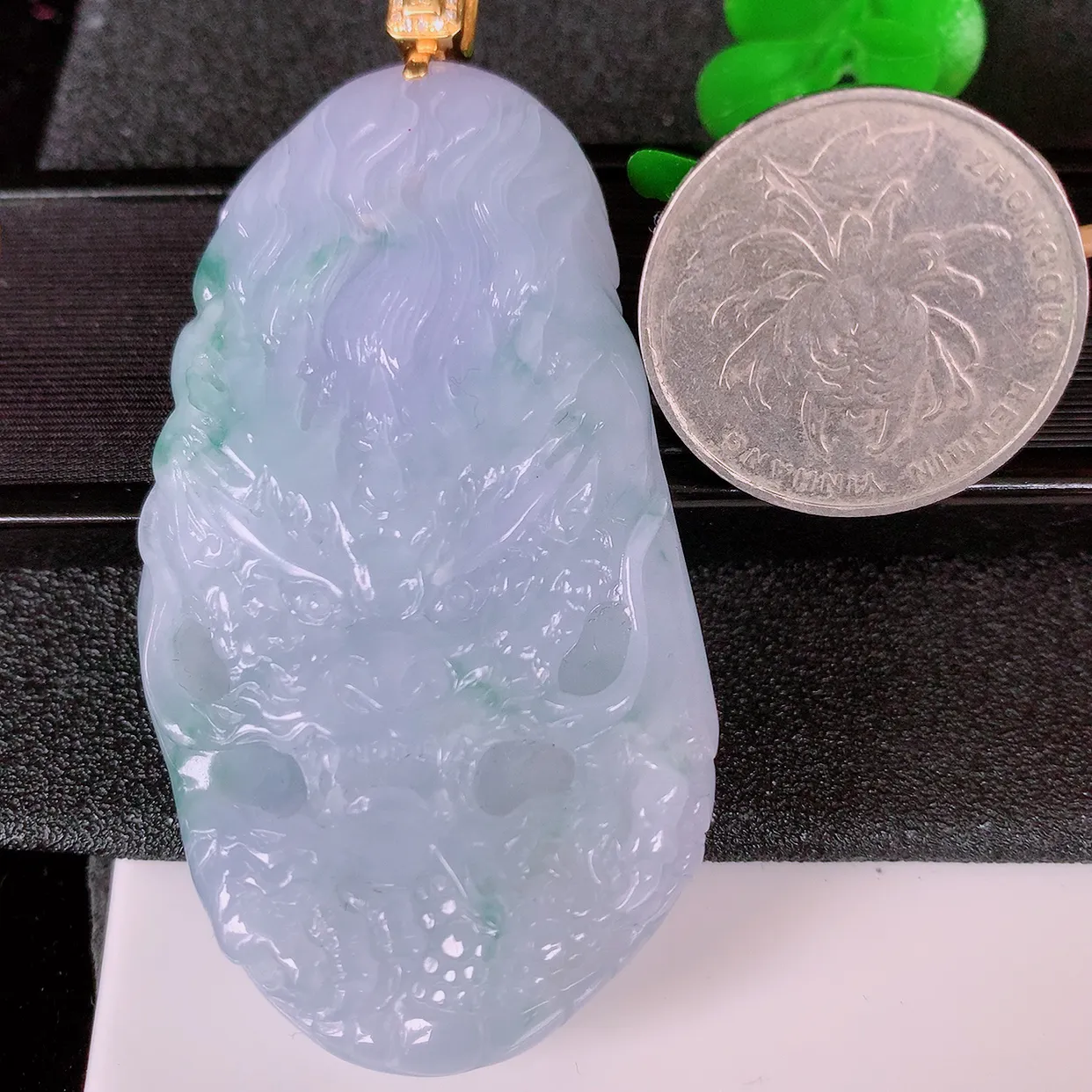 自然光实拍，18K金镶嵌紫罗兰飘花翡翠龙腾盛世、龙牌吊坠，种水好，雕工立体精致，佩戴霸气时尚！#00.3整体70.5裸石62*33.5*7.8