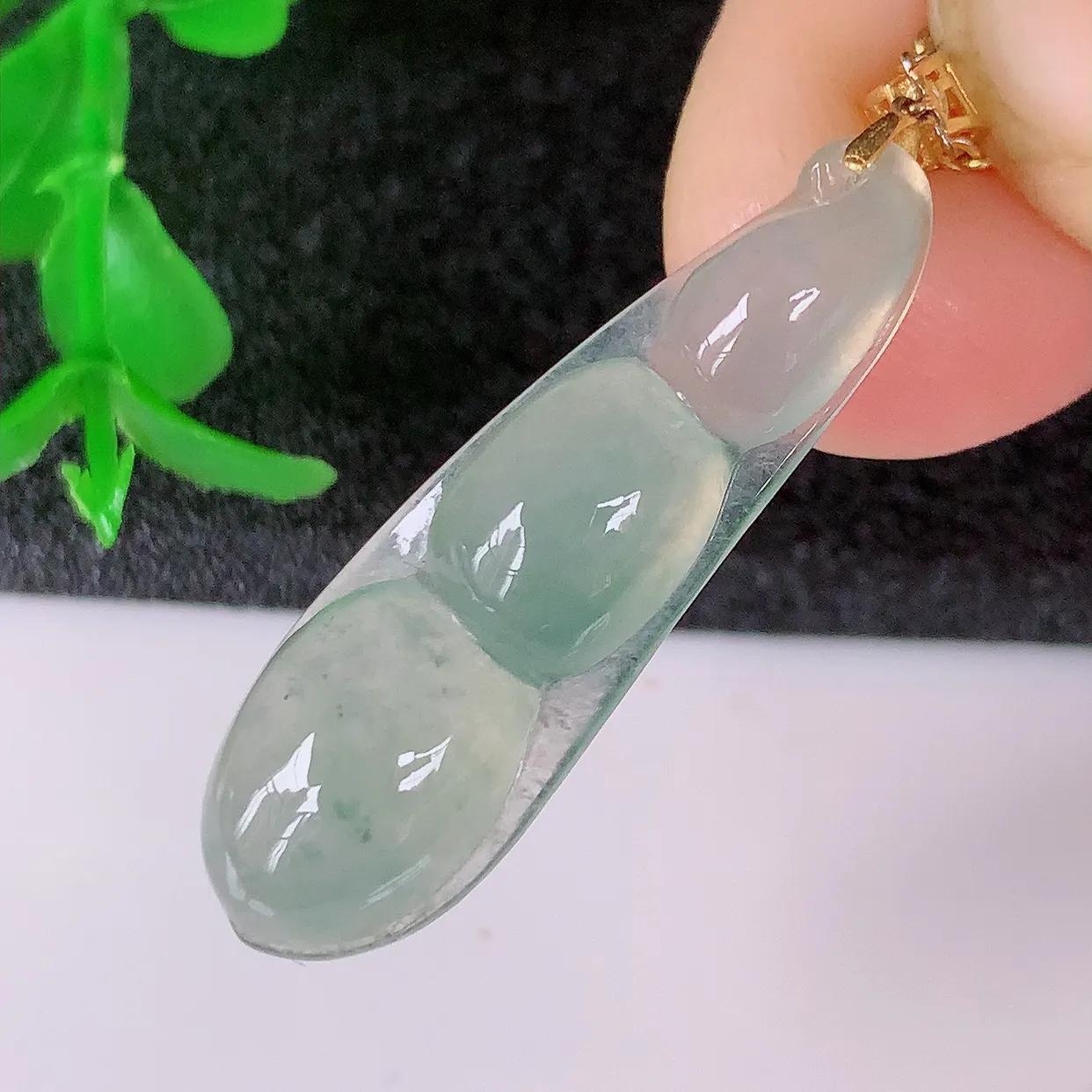 18k金镶嵌冰种翡翠四季豆吊坠，款式新颖时尚，日常百搭的款。清秀高雅，佩戴优雅高贵！#41.3