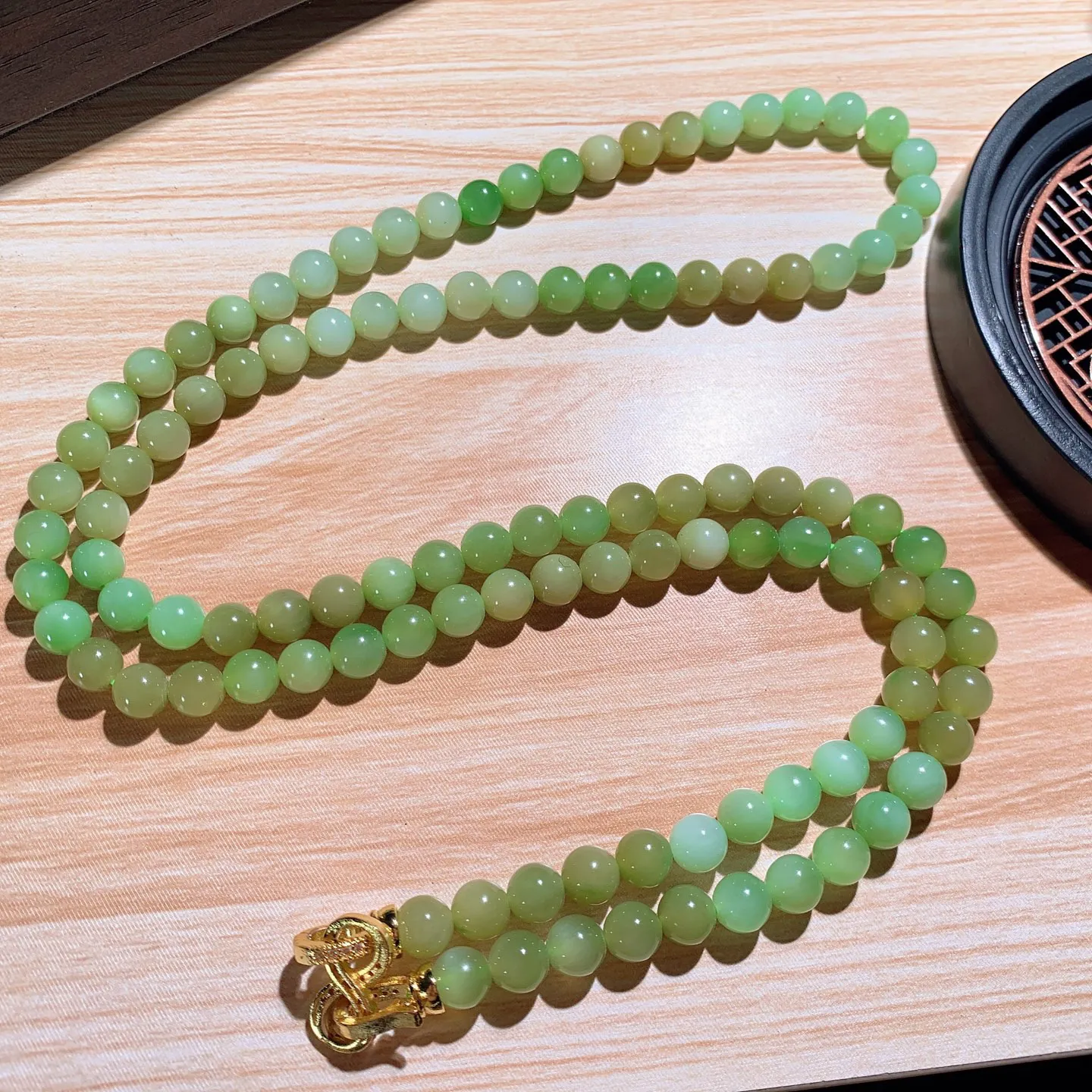 和田玉薄荷绿俄罗斯碧玉108佛珠项链。单颗尺寸6重36.5克。玉质细腻油润。手推出油。佩戴高端典雅。