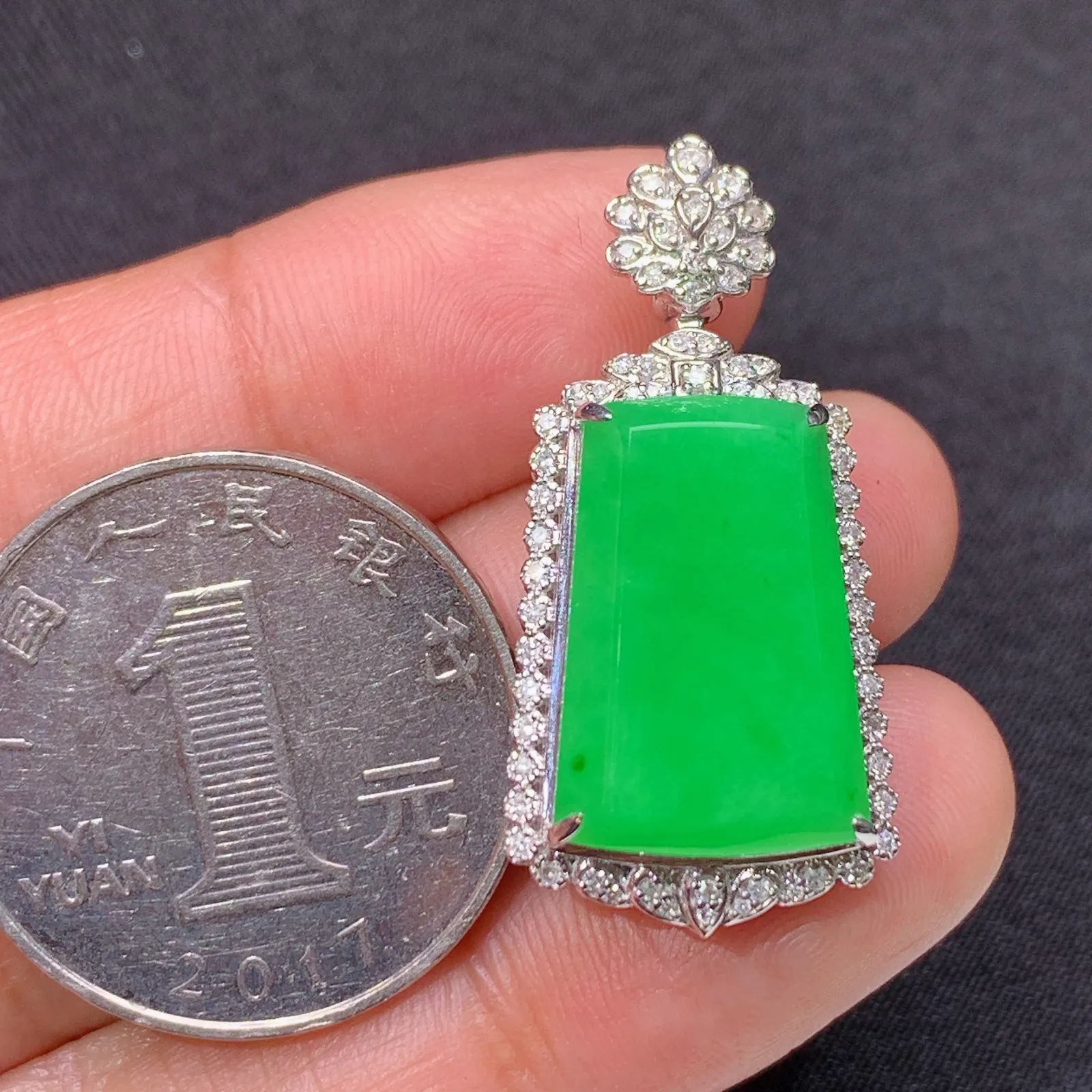 阳绿无事牌吊坠，18k金镶嵌，冰润色阳，种老水足 尺寸32.3*15.7*8.7