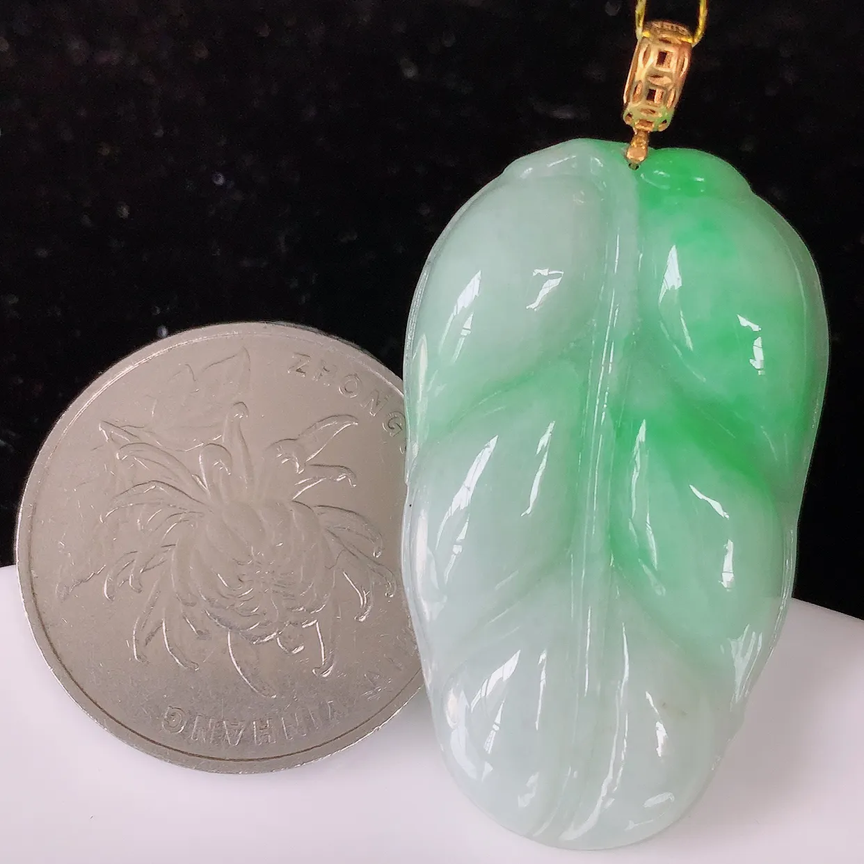 18K金镶嵌飘绿翡翠叶子吊坠 ，种水足，色泽清新，工艺精湛，叶子寓意美好；金枝玉叶，事业有成。#35.6