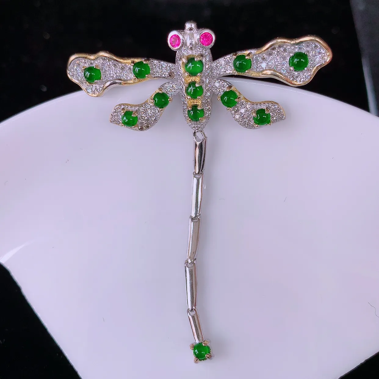 冰透满绿翡翠925银镶嵌蜻蜓胸针，自然光实拍，翠色灵动，颜色漂亮，种老水足，品相佳，佩戴佳品！#98.5整体54*41.5*8裸石2.5*2.5